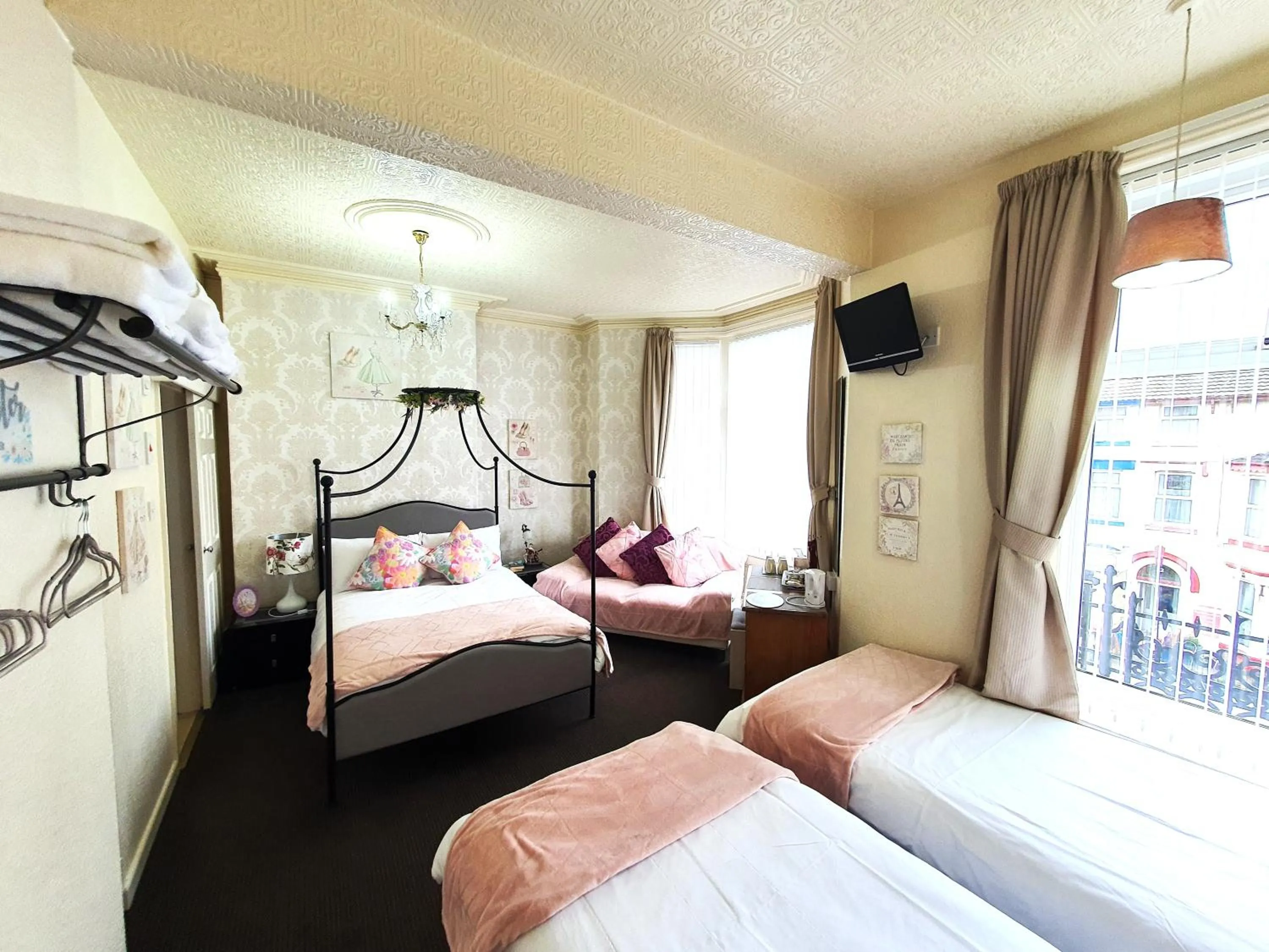 Bedroom, Bed in Windsor House Hotel