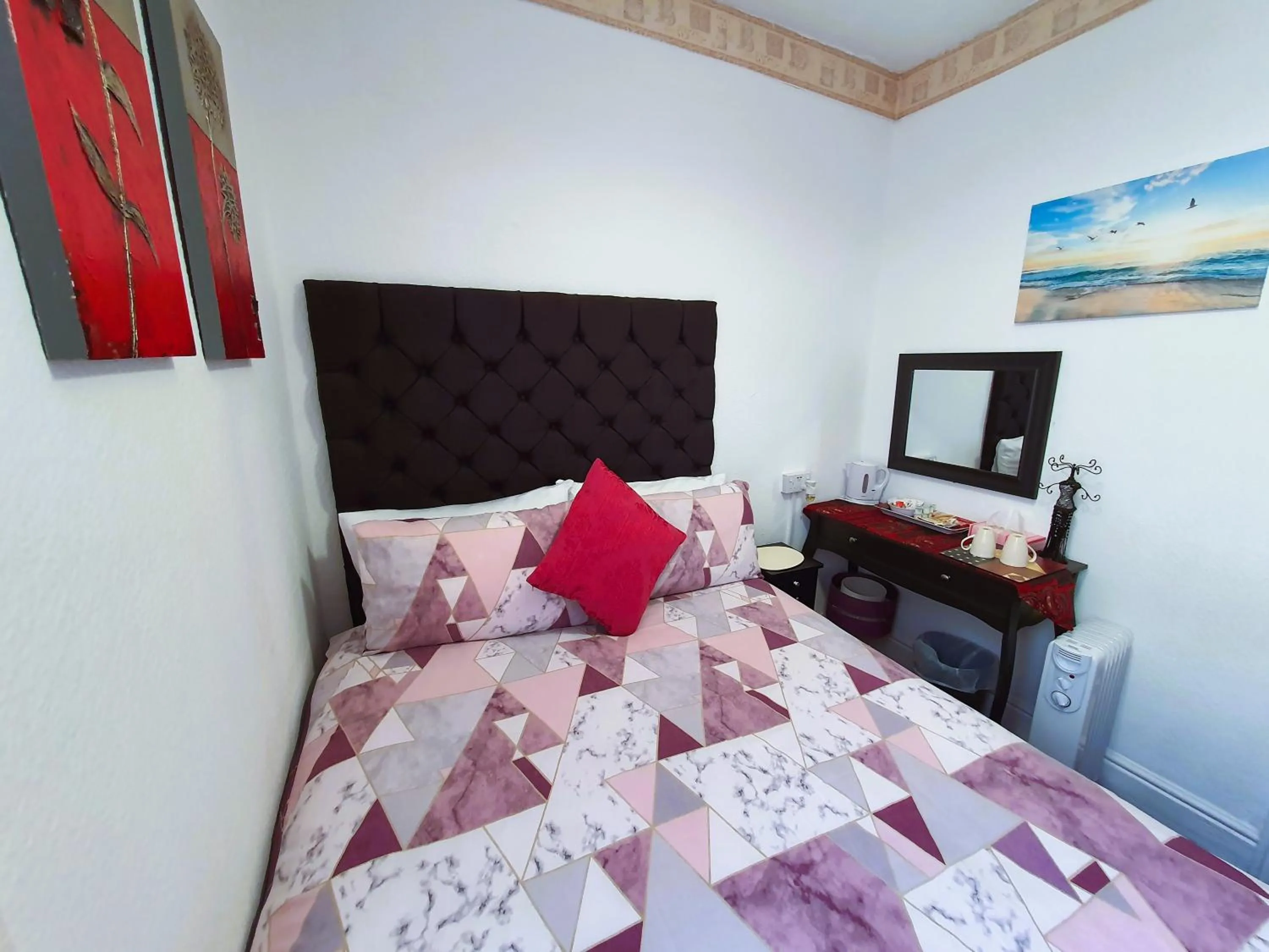 Bedroom, Bed in Windsor House Hotel