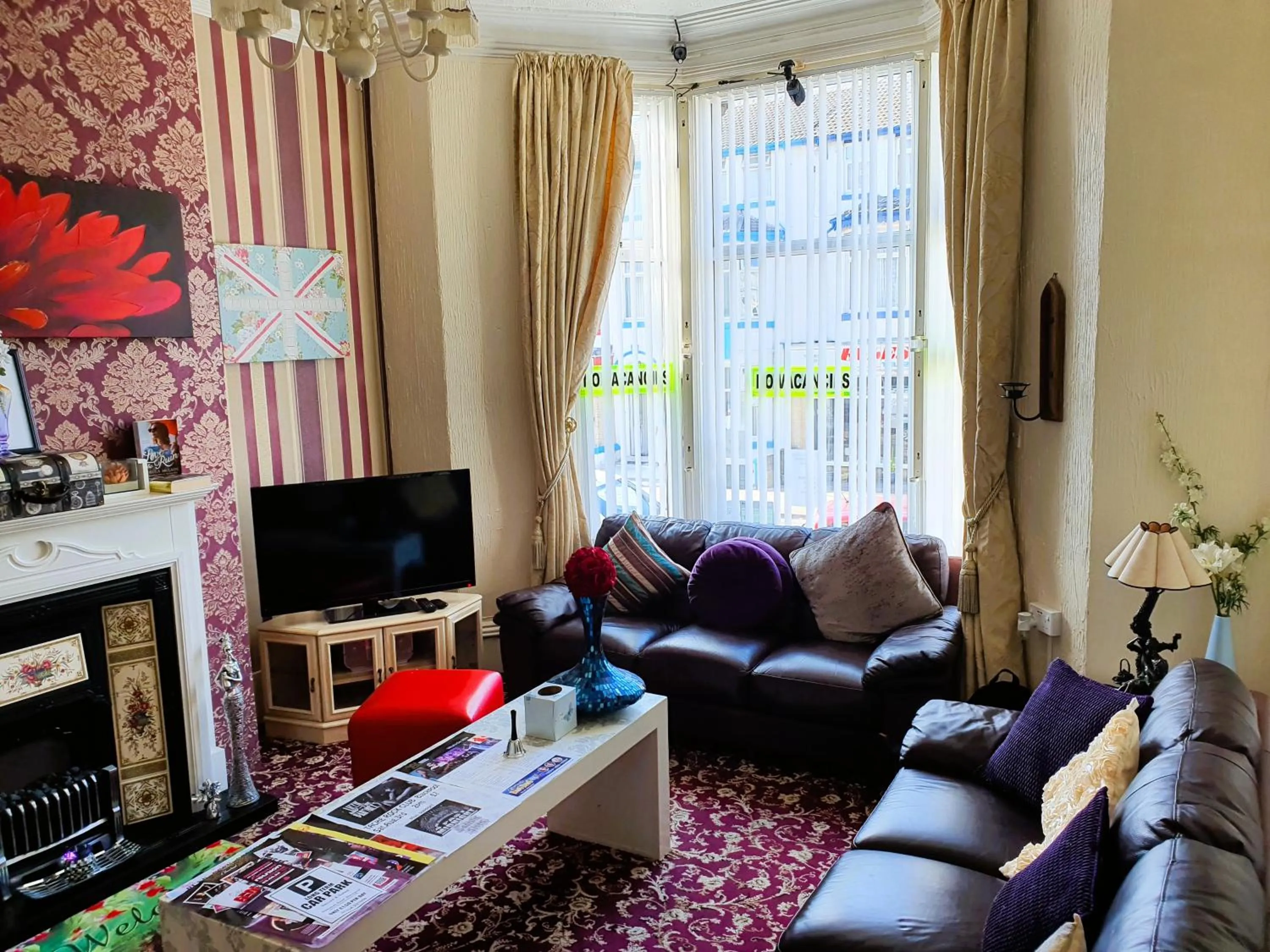 Communal lounge/ TV room in Windsor House Hotel