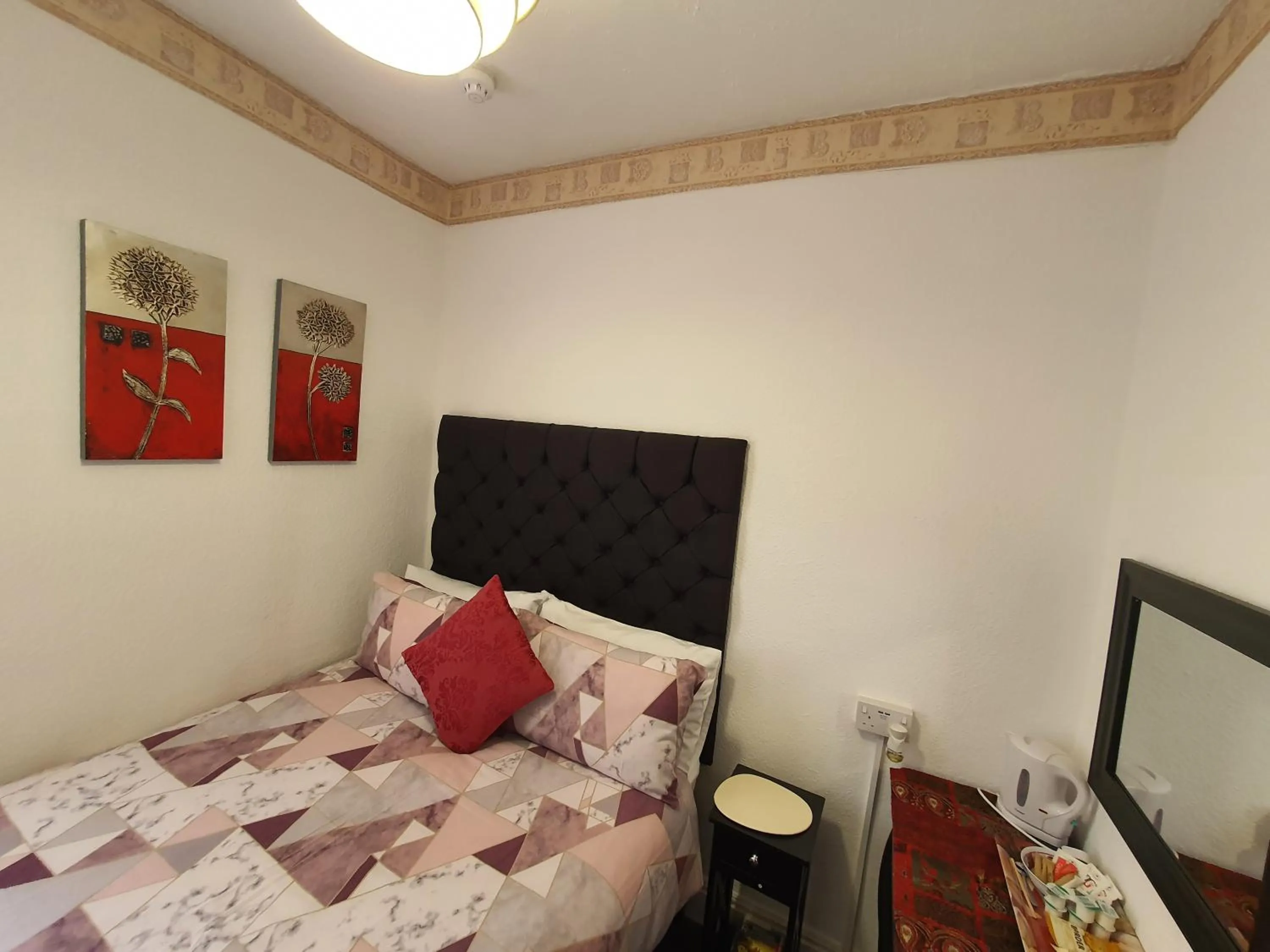 Bedroom, Bed in Windsor House Hotel