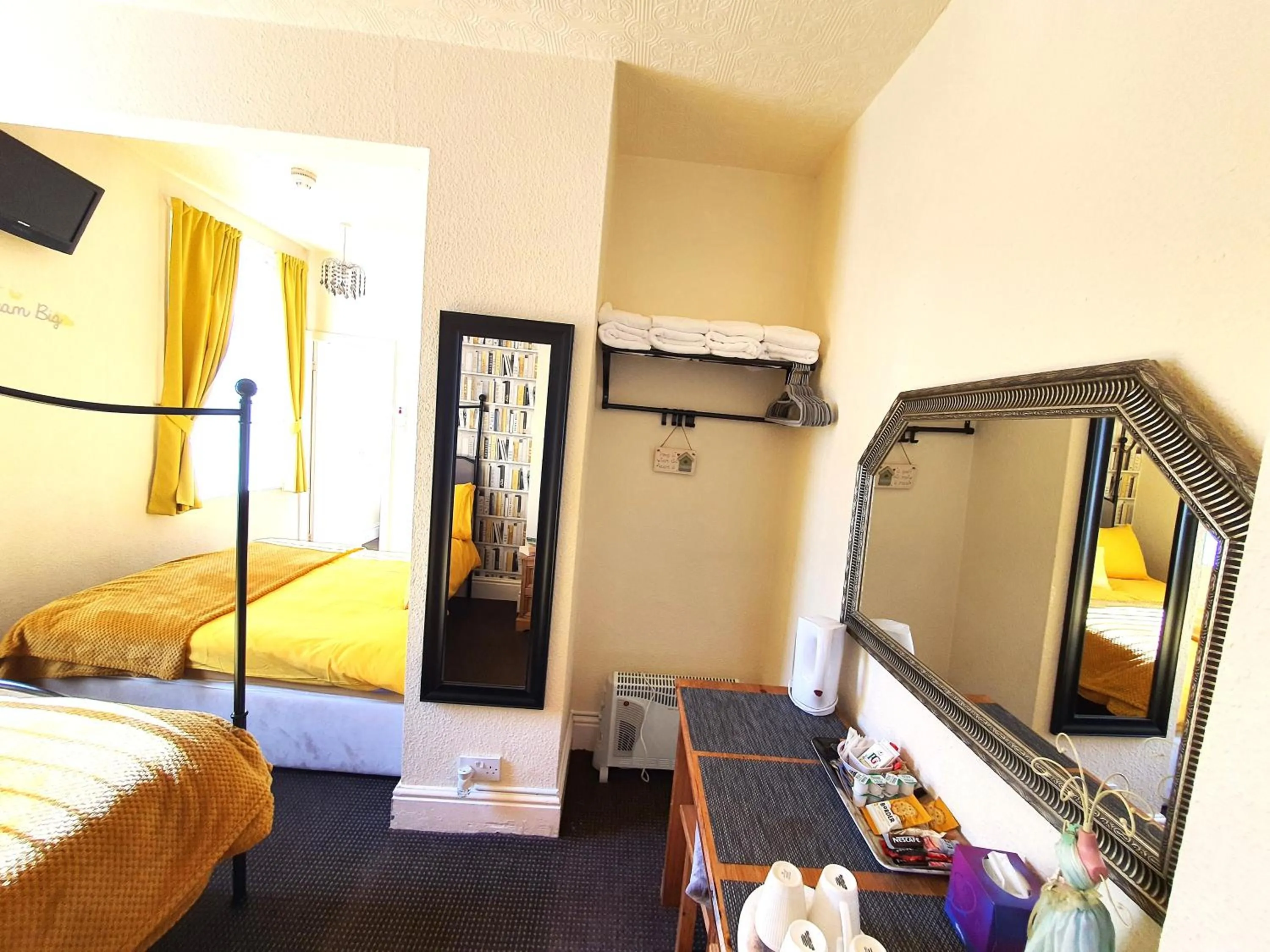 Dining area, Bed in Windsor House Hotel