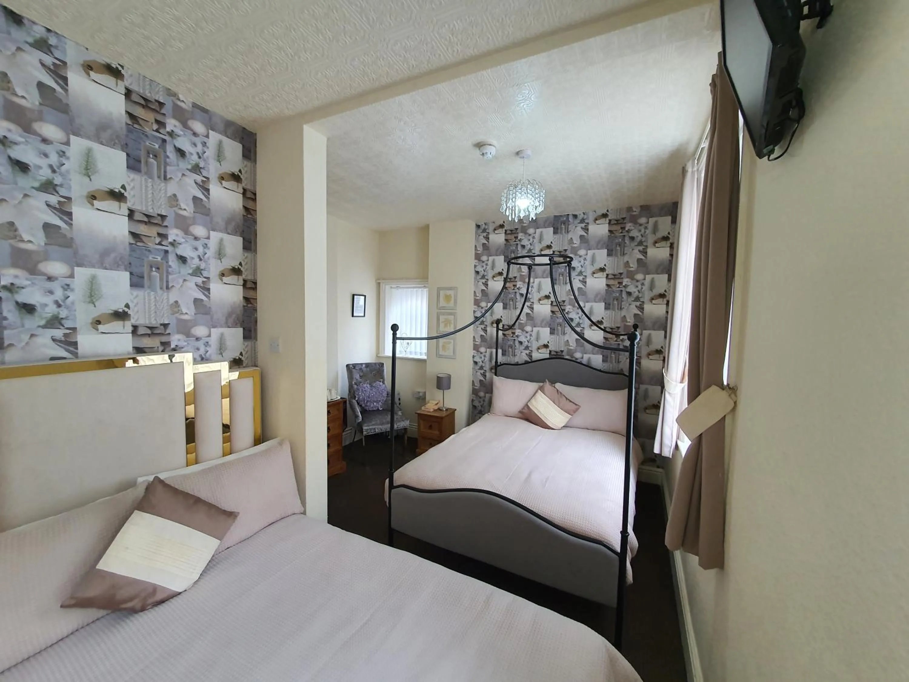 Bedroom, Bed in Windsor House Hotel