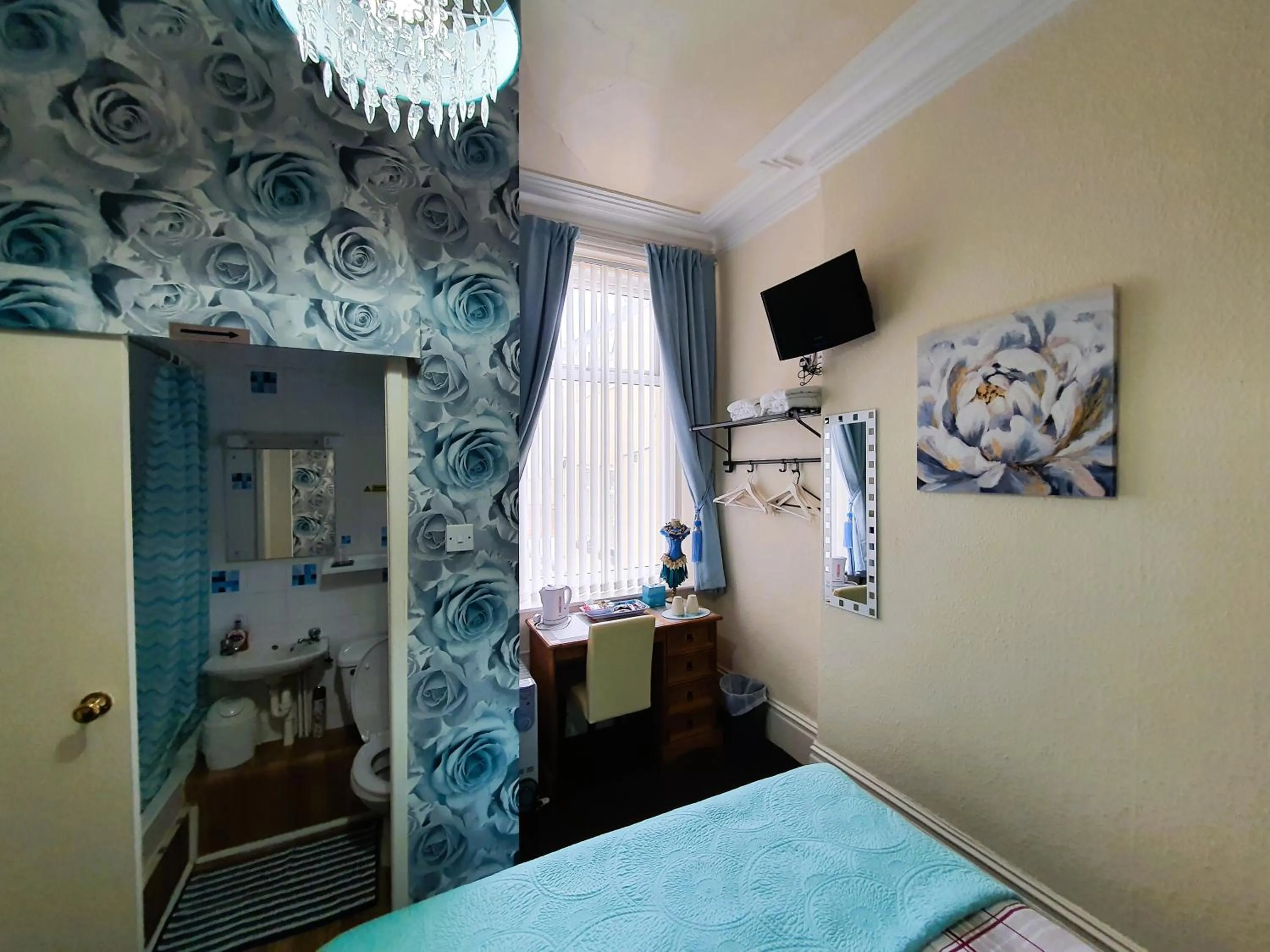 Bedroom, Bed in Windsor House Hotel