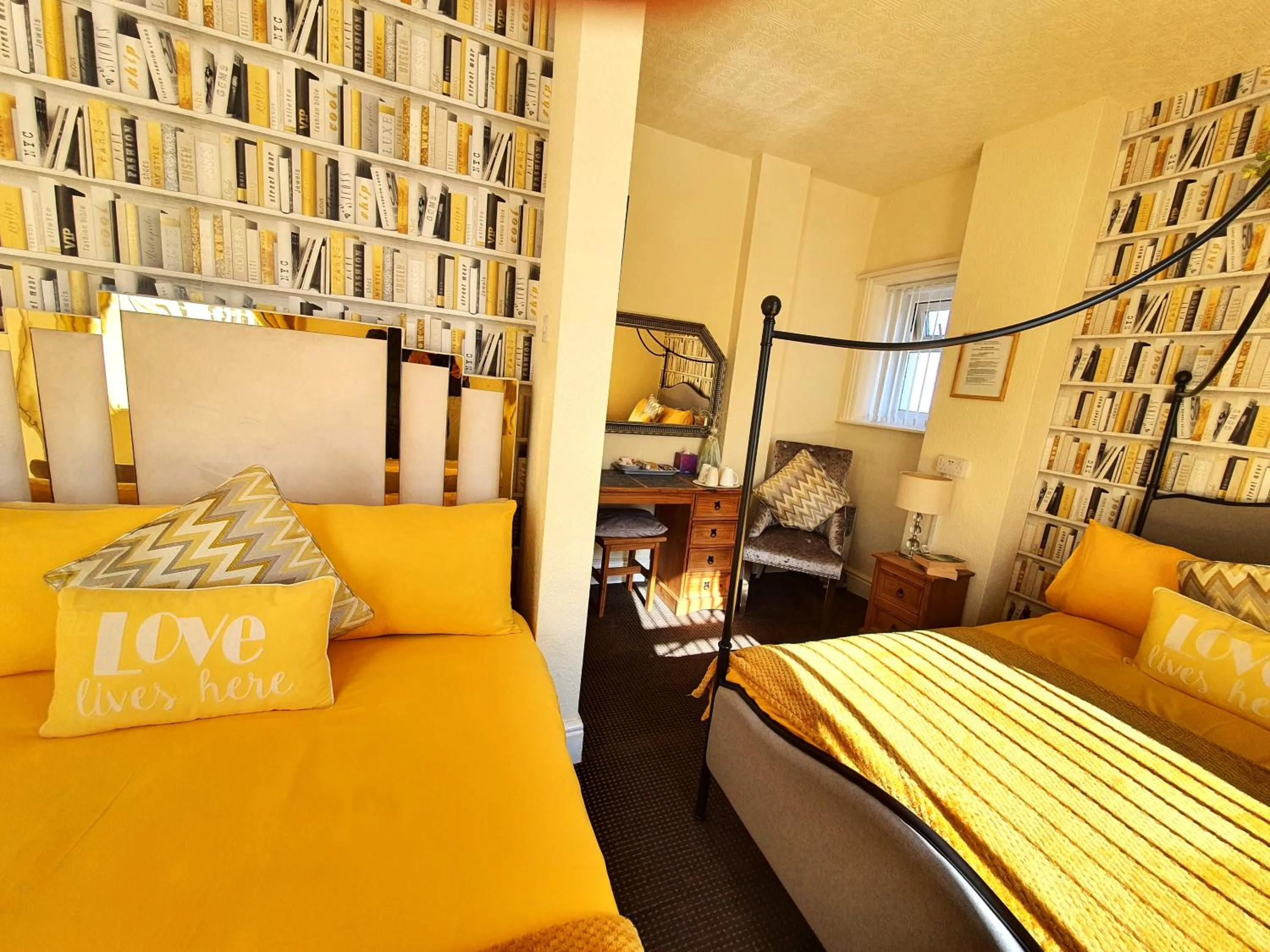 Bedroom, Bed in Windsor House Hotel