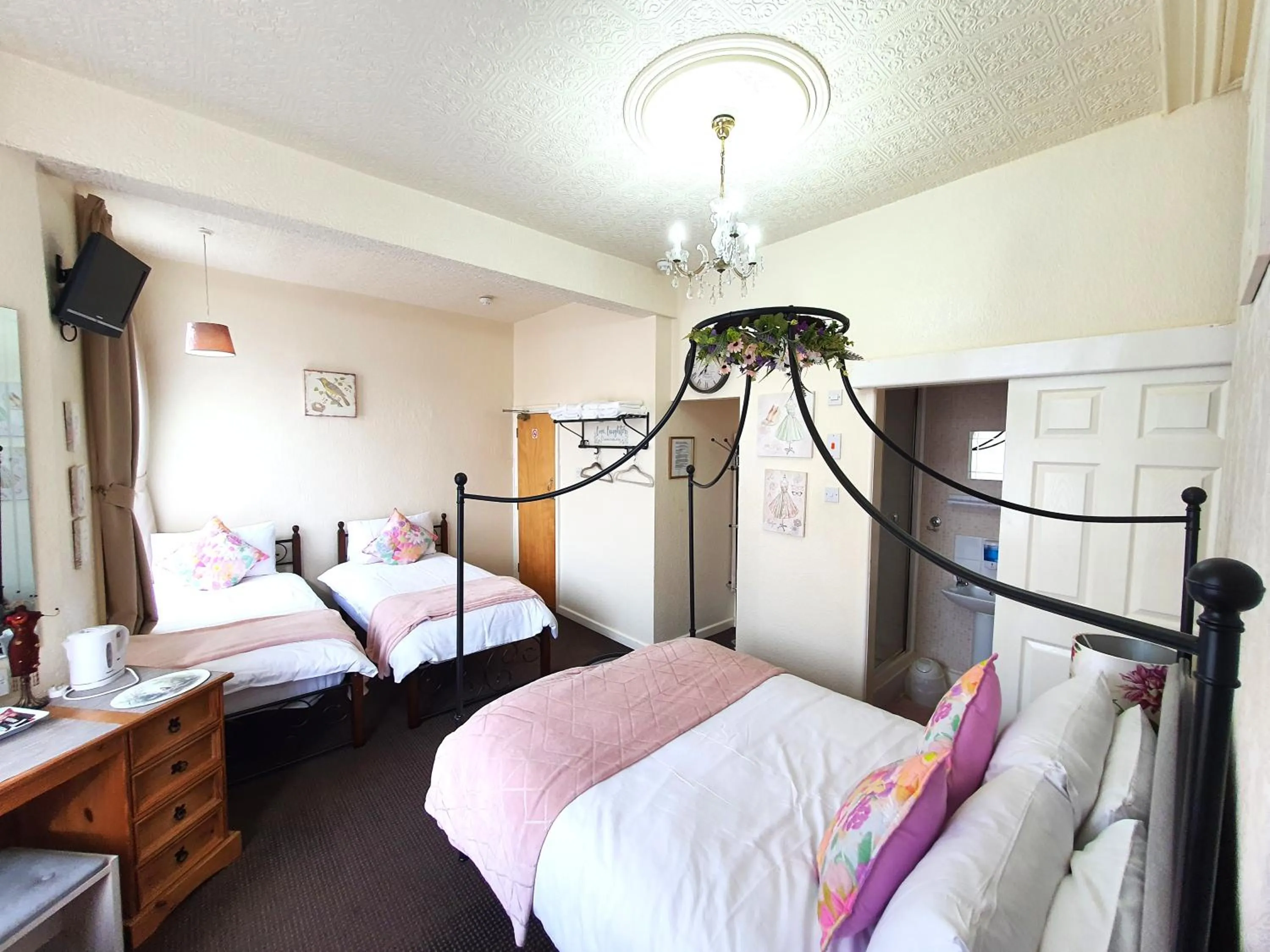 Bedroom, Bed in Windsor House Hotel