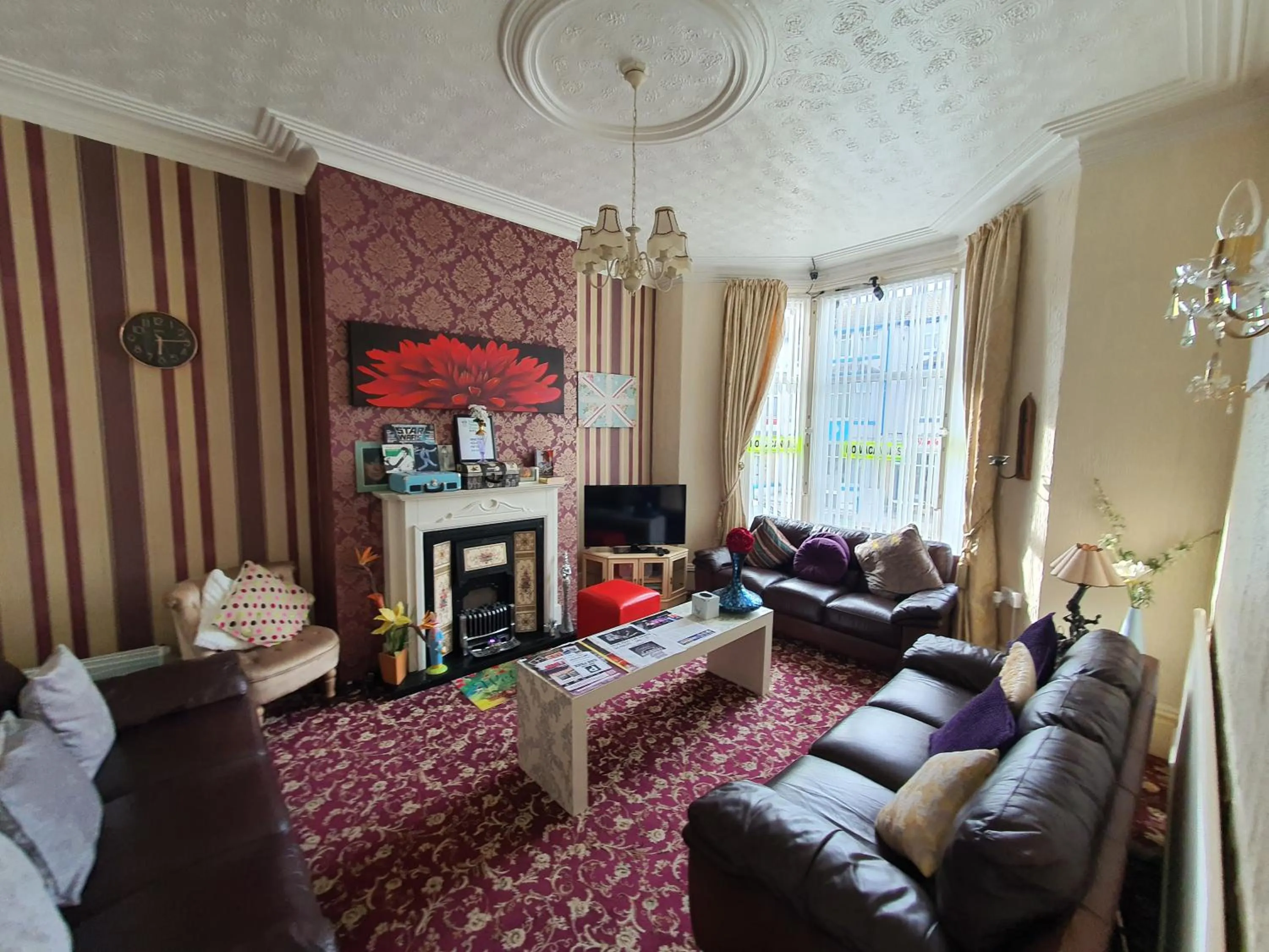 Communal lounge/ TV room in Windsor House Hotel