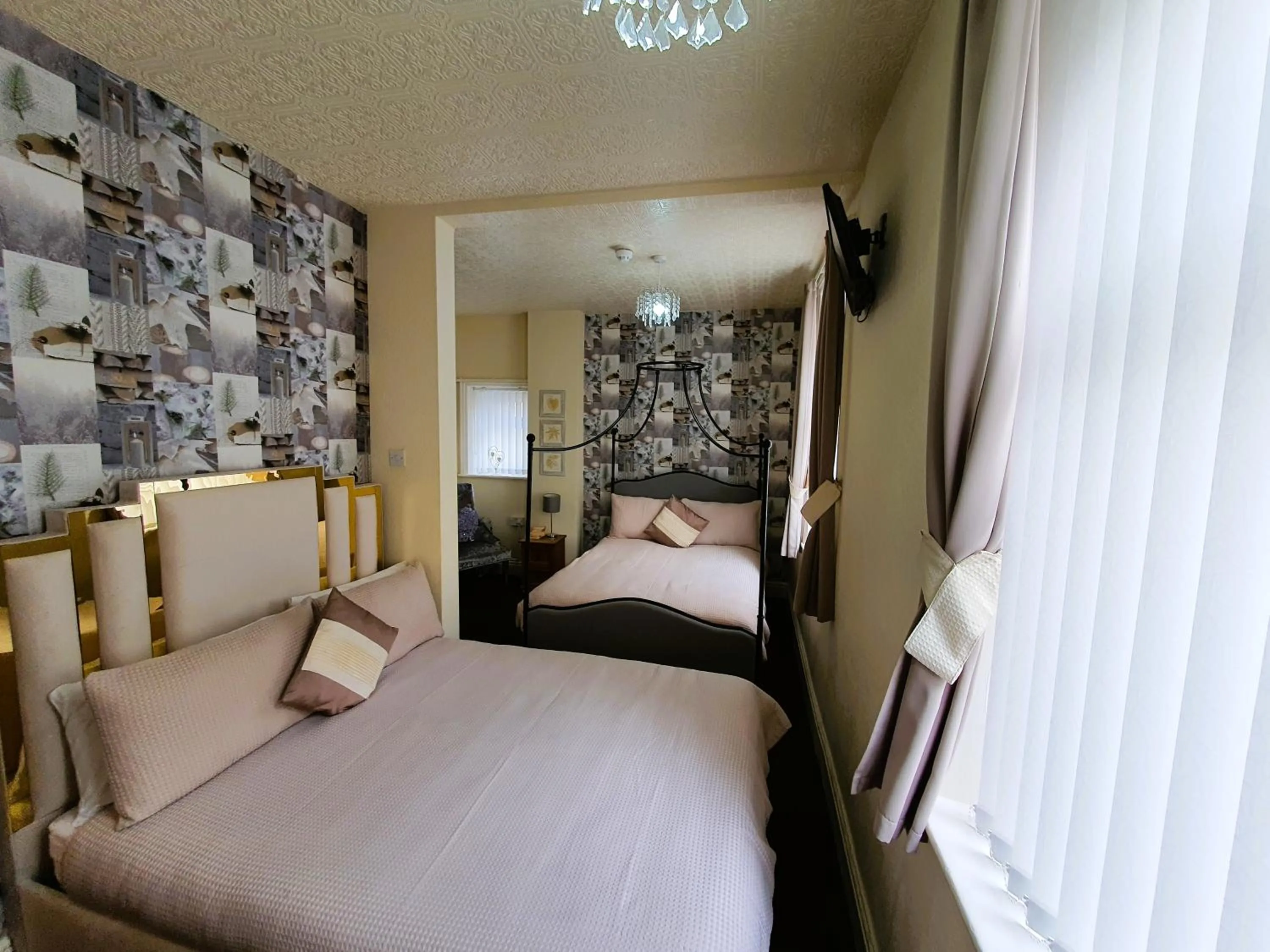 Bedroom, Bed in Windsor House Hotel