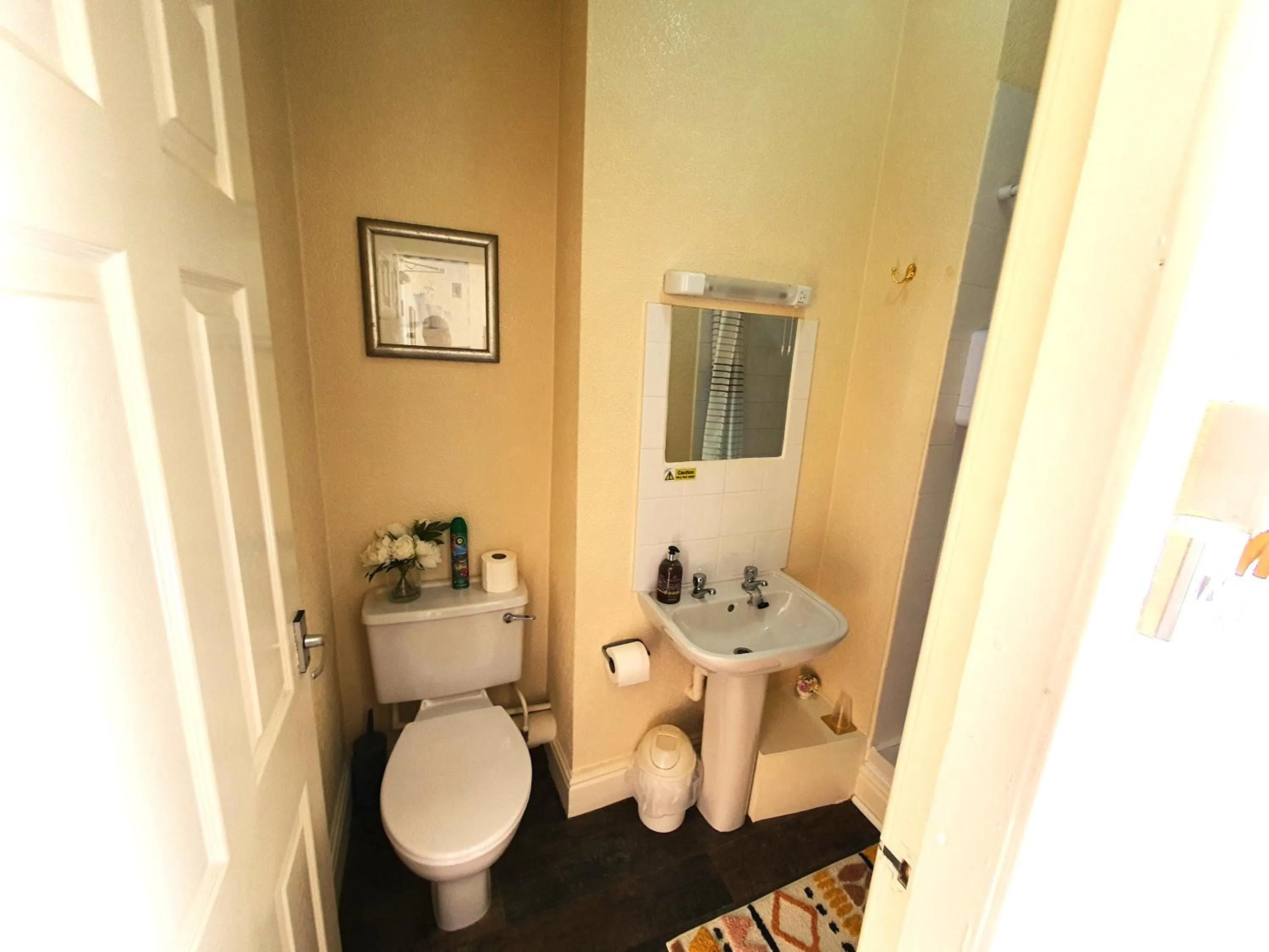 Toilet in Windsor House Hotel