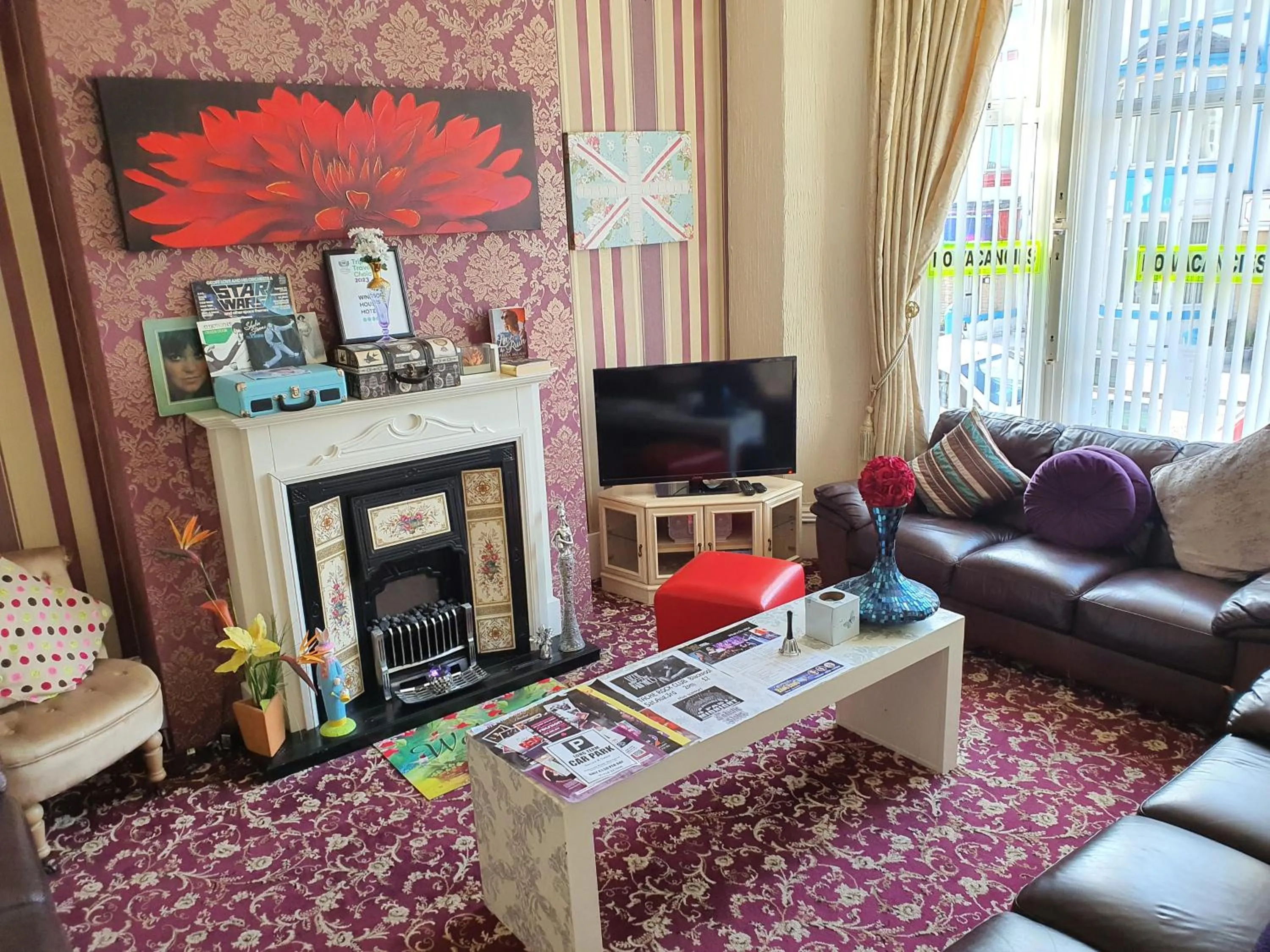 Communal lounge/ TV room in Windsor House Hotel