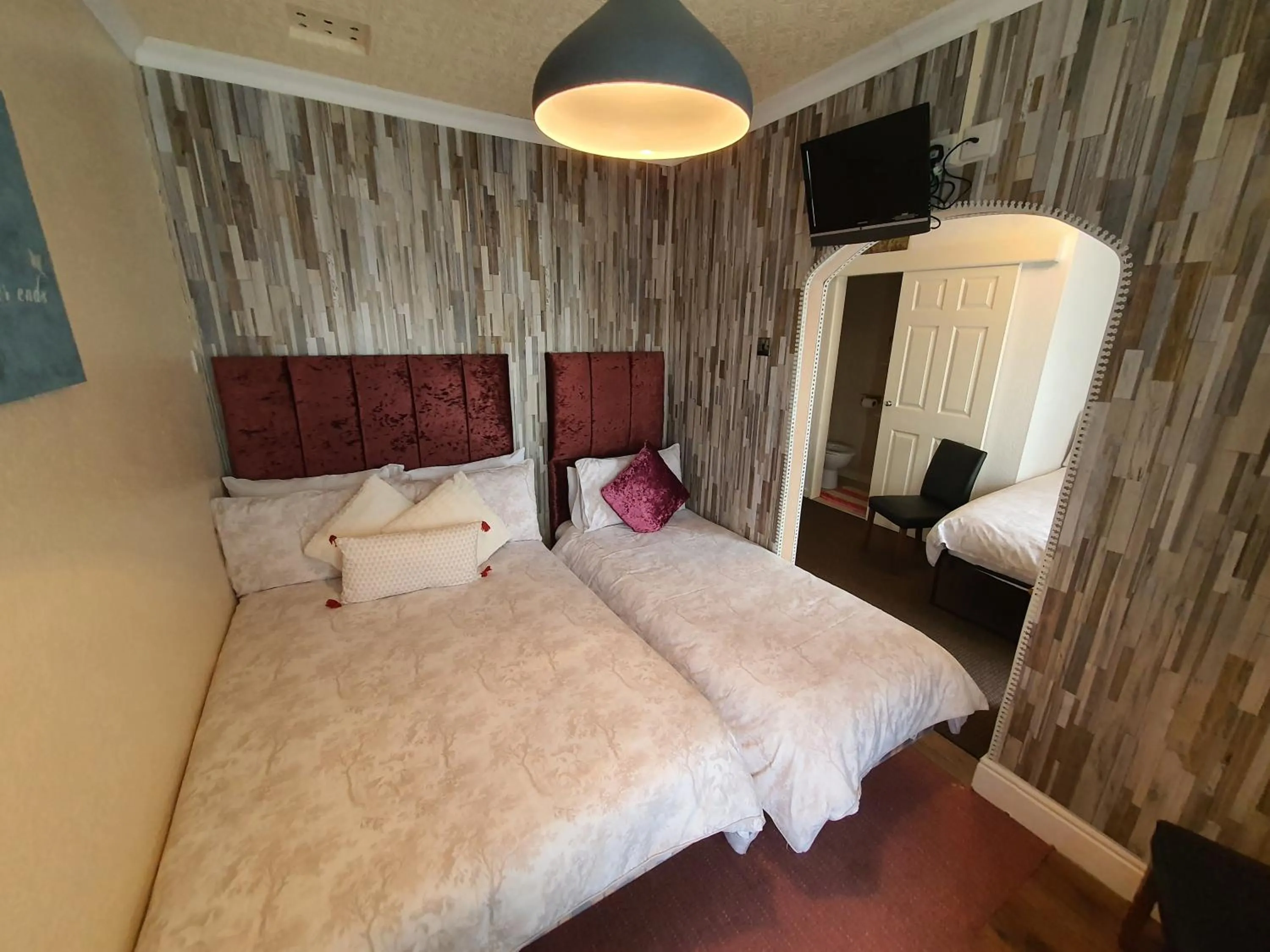 Bedroom, Bed in Windsor House Hotel