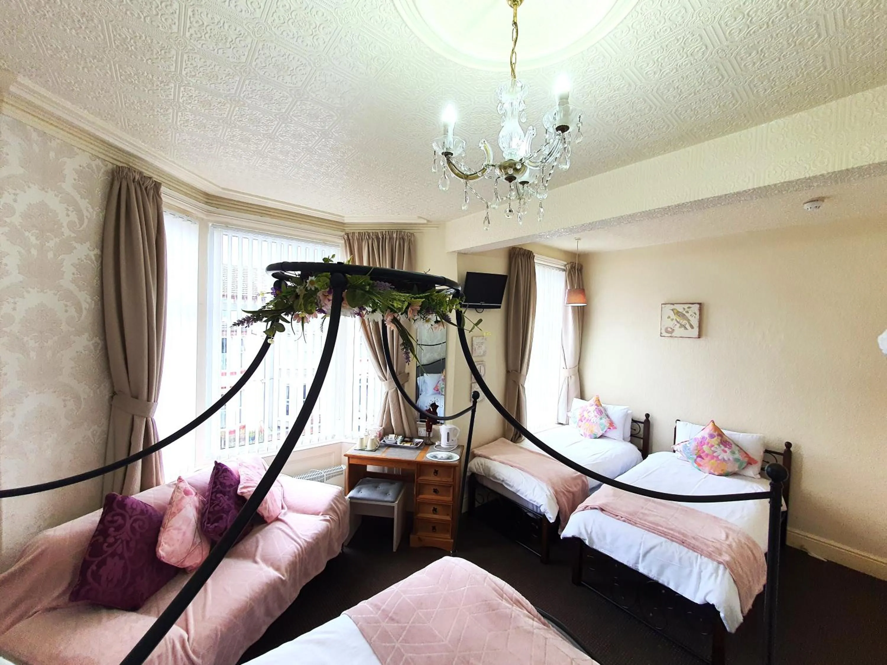 Bedroom, Bed in Windsor House Hotel