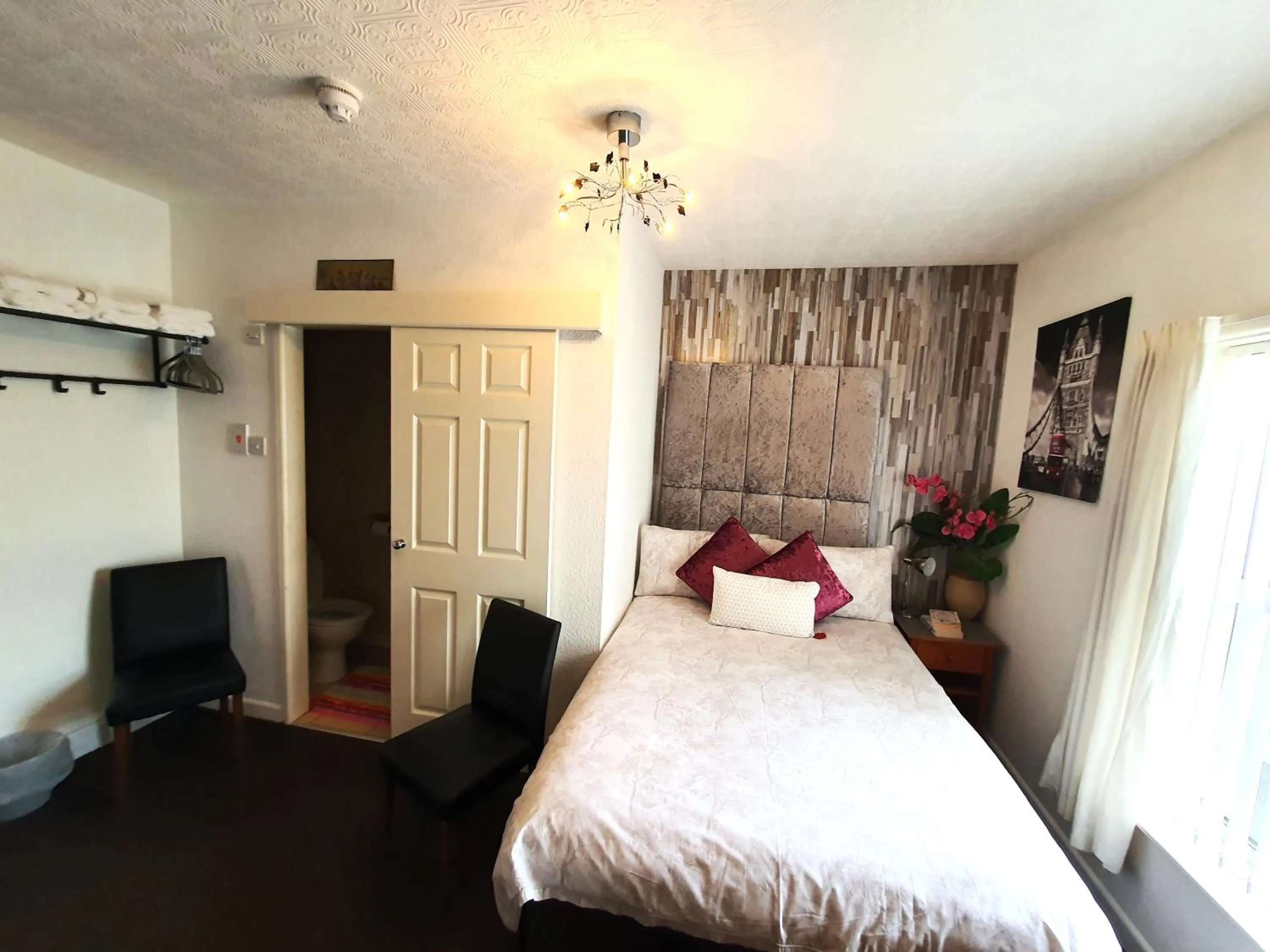 Bedroom, Bed in Windsor House Hotel