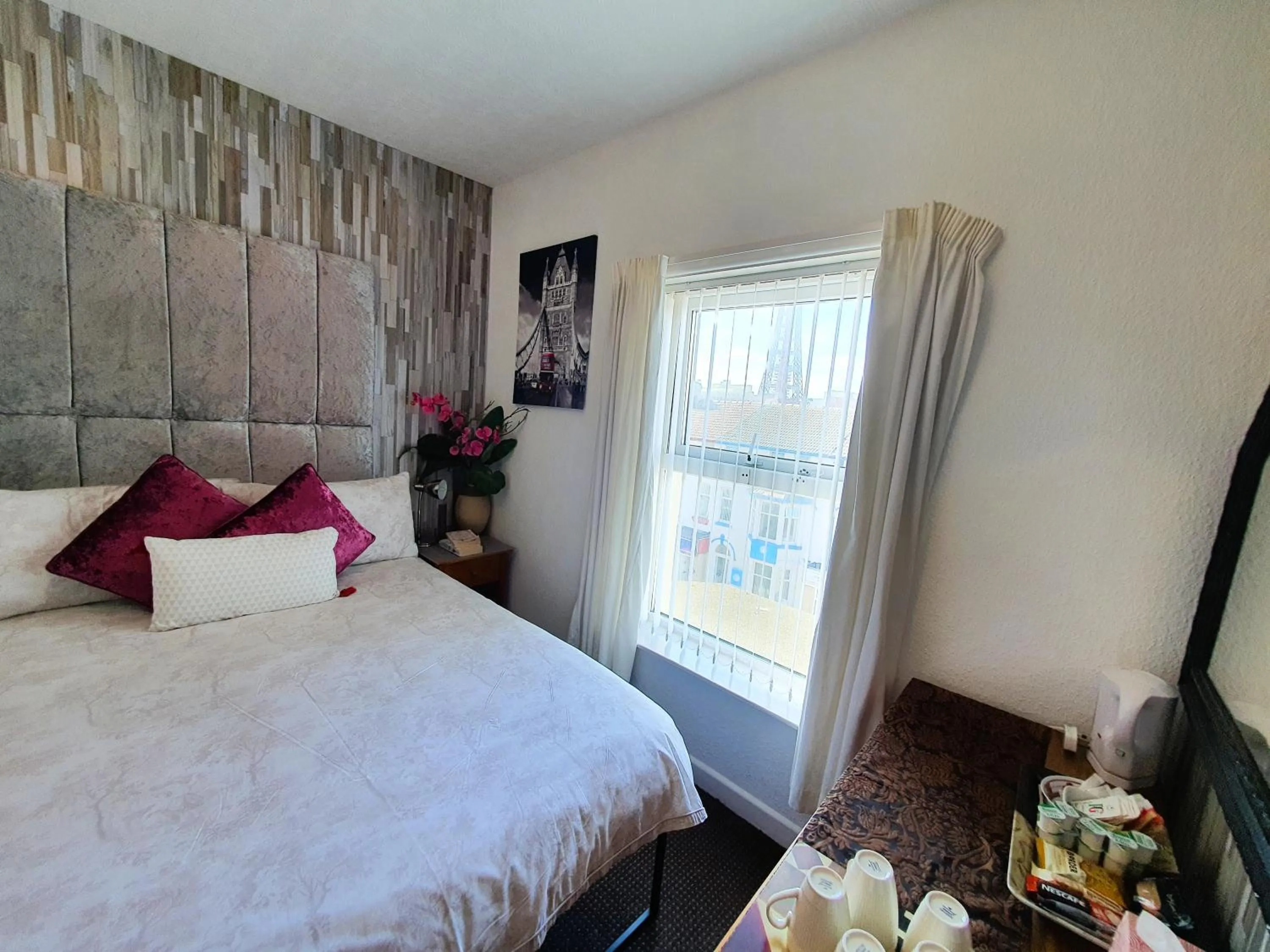 Bedroom, Bed in Windsor House Hotel