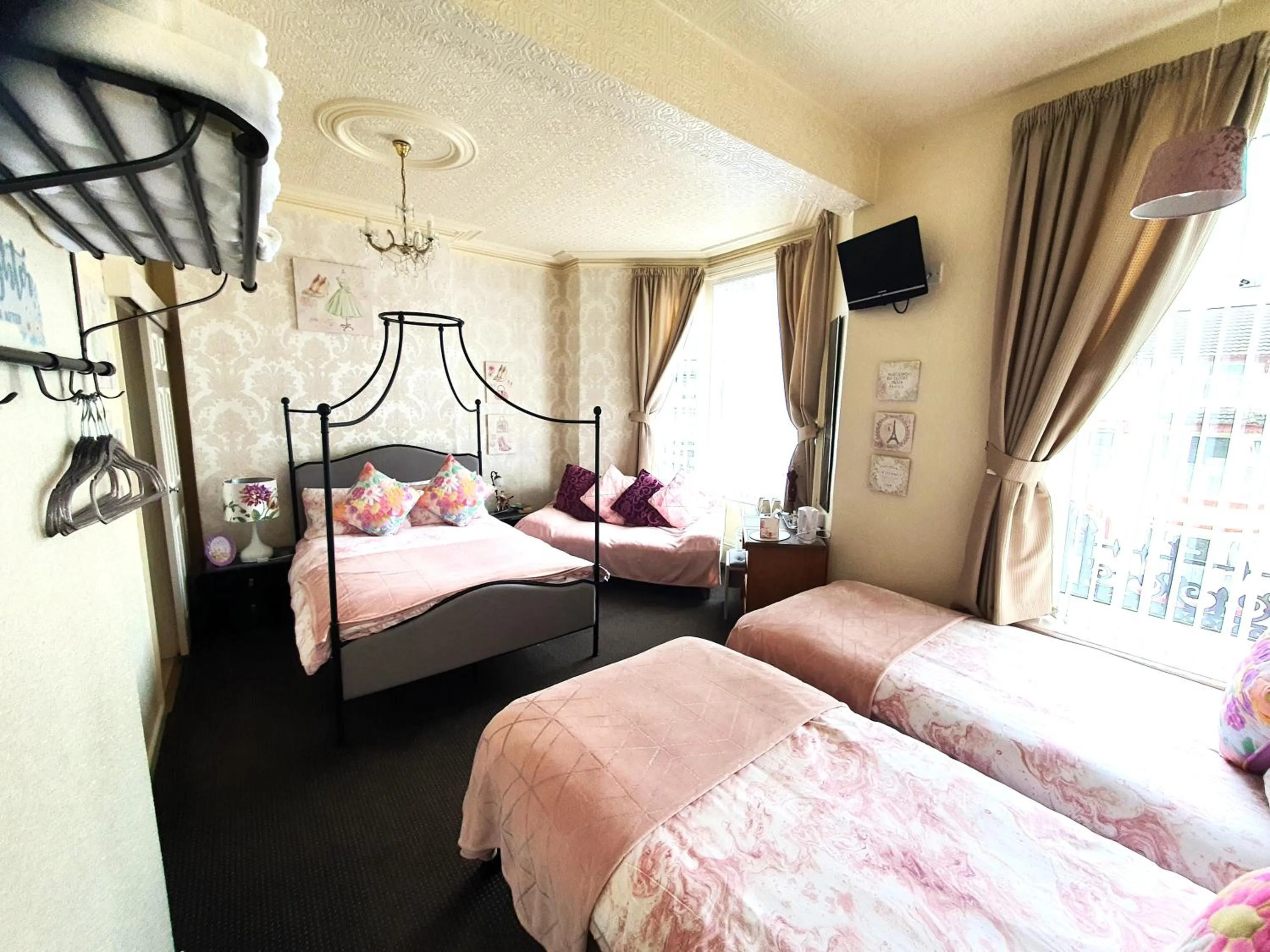 Bedroom, Bed in Windsor House Hotel