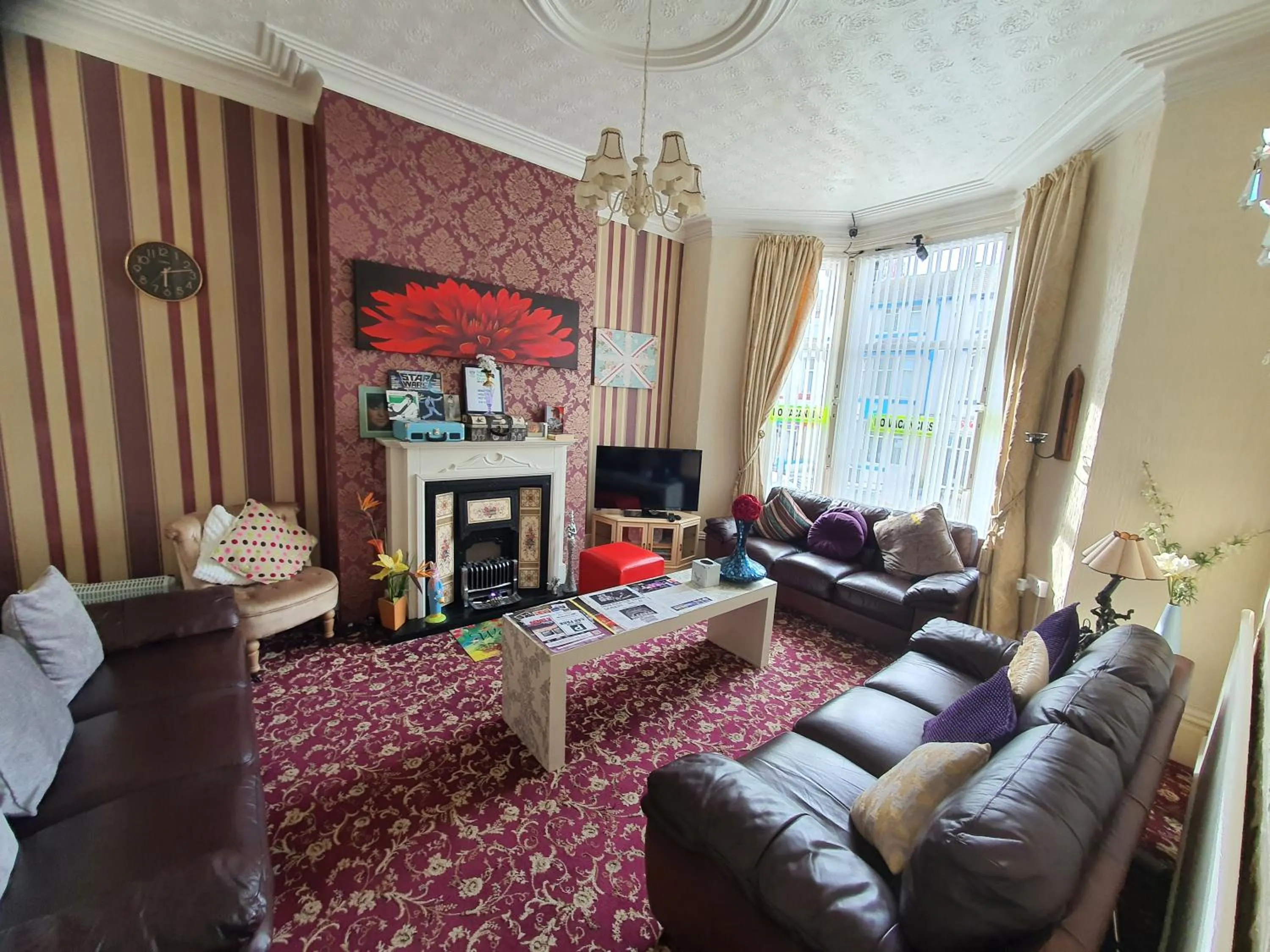 Communal lounge/ TV room in Windsor House Hotel