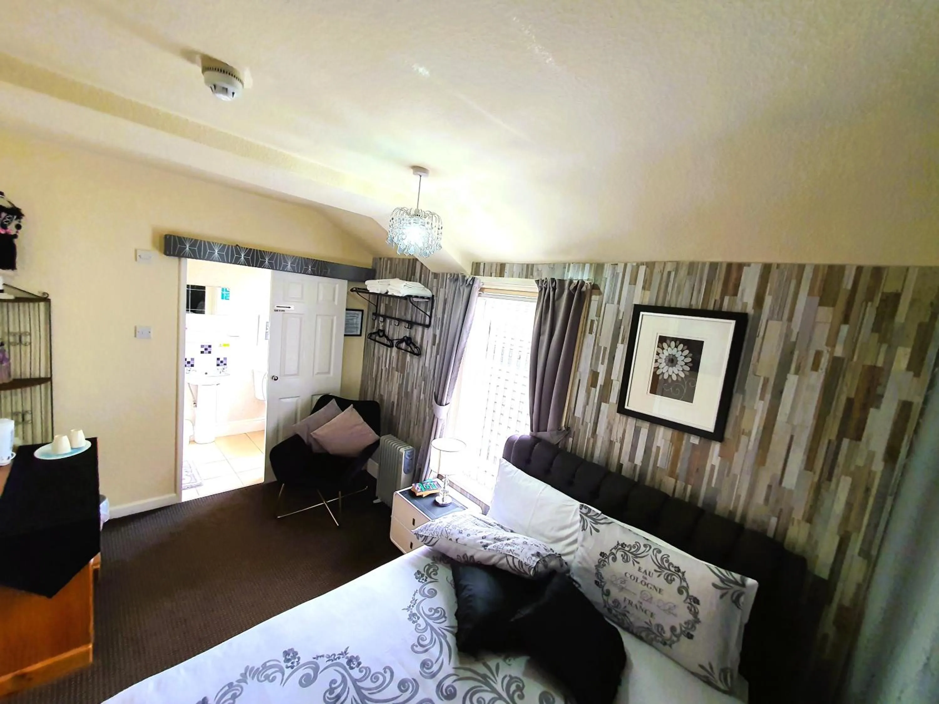 Bedroom, Bed in Windsor House Hotel