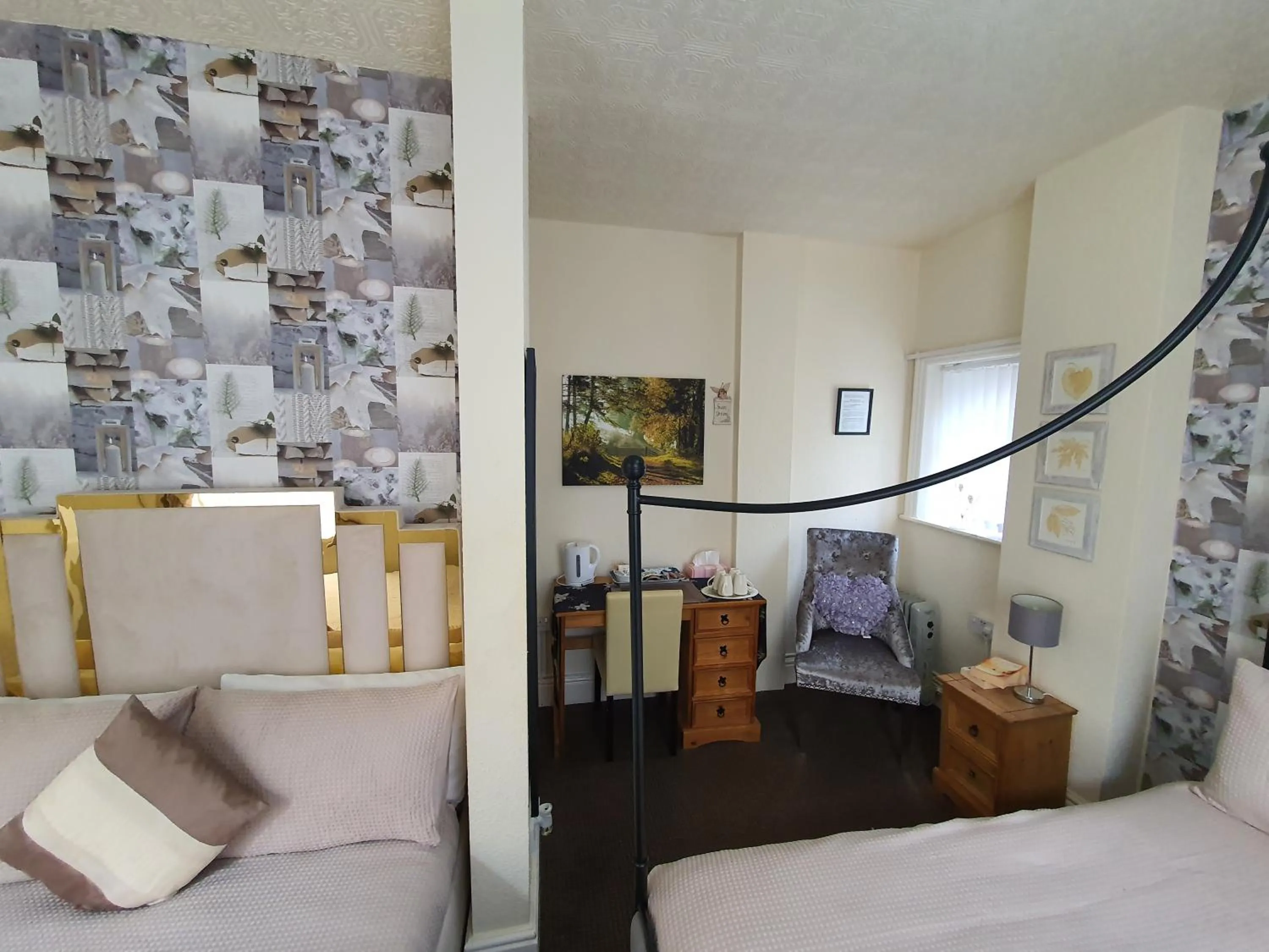 Bedroom, Bed in Windsor House Hotel