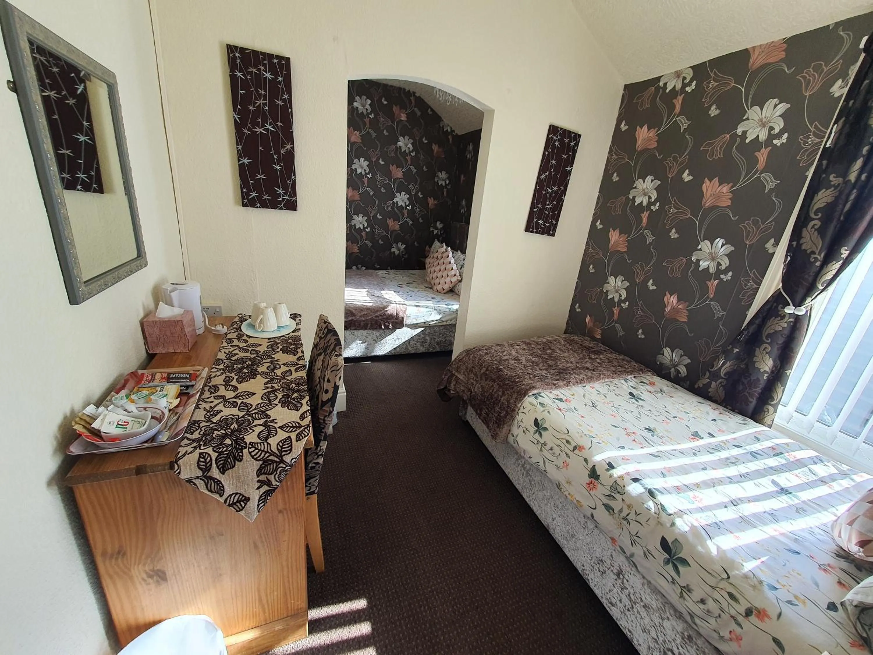 Bedroom, Bed in Windsor House Hotel