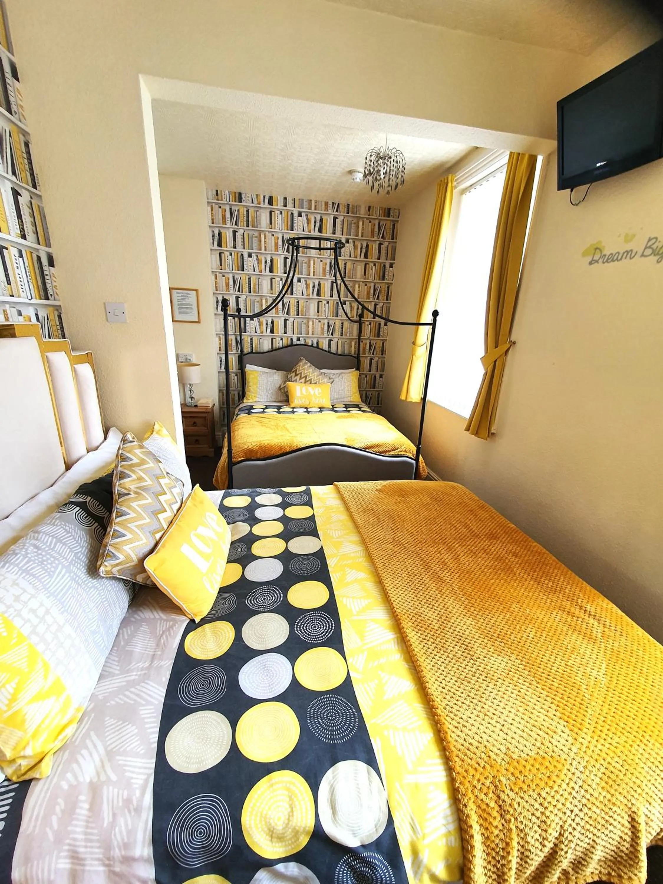 Bedroom, Bed in Windsor House Hotel