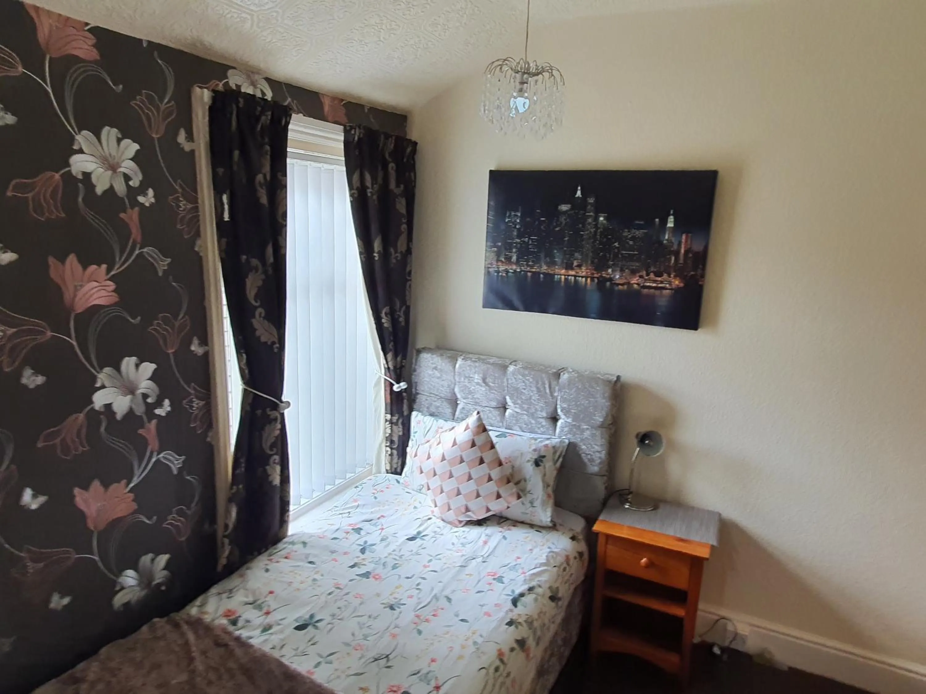 Bedroom, Bed in Windsor House Hotel