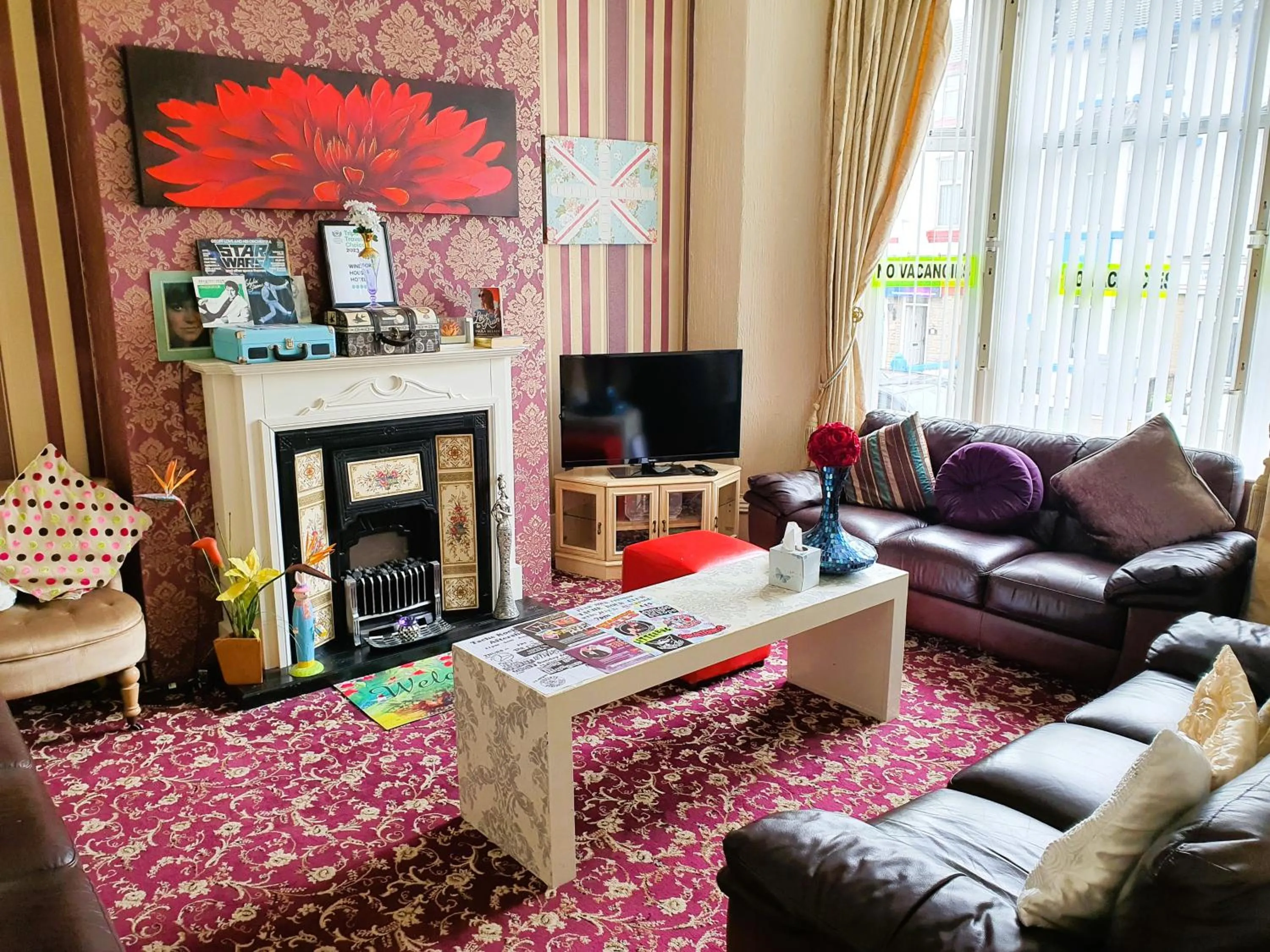 Communal lounge/ TV room in Windsor House Hotel