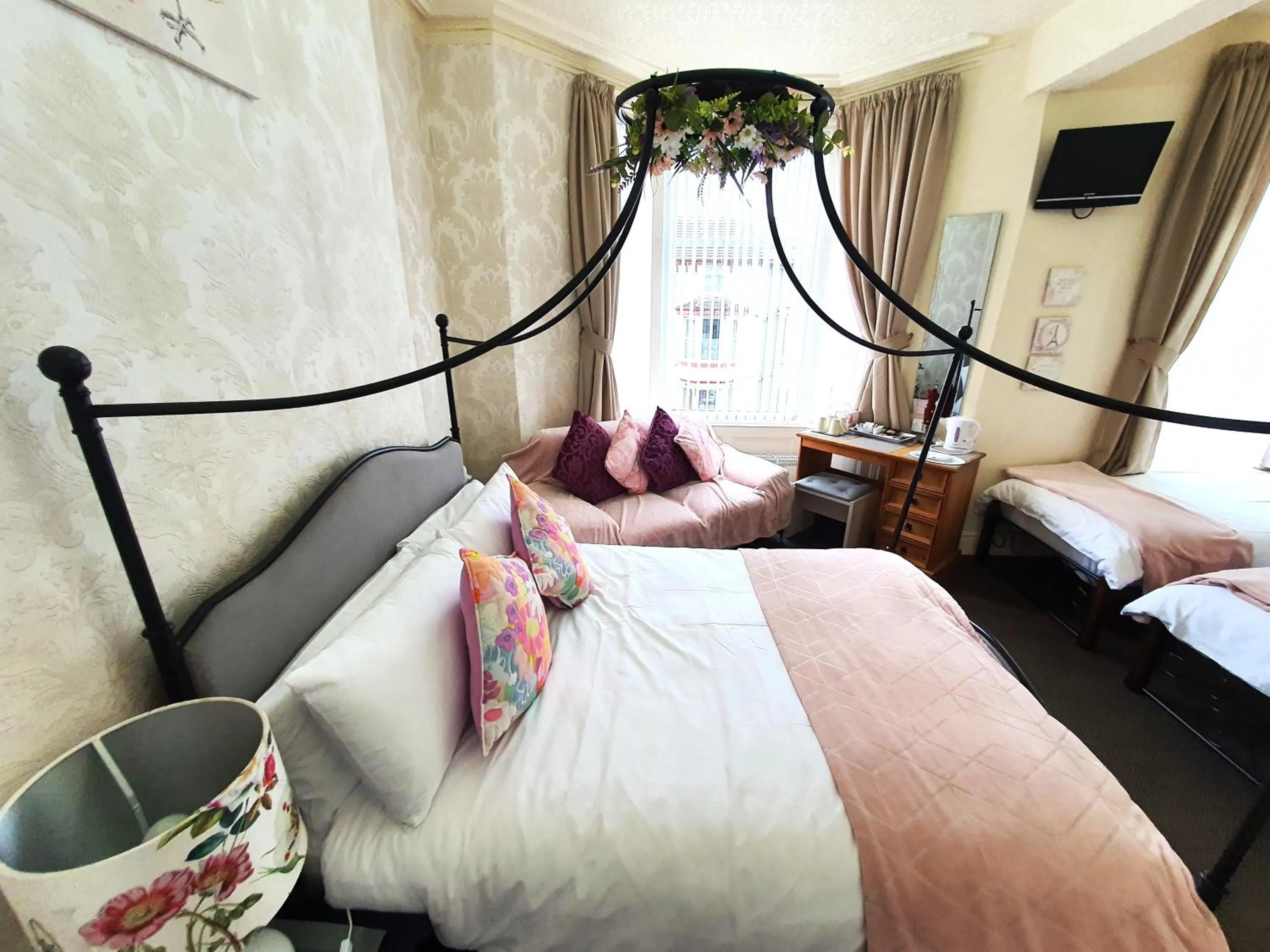 Bedroom, Bed in Windsor House Hotel