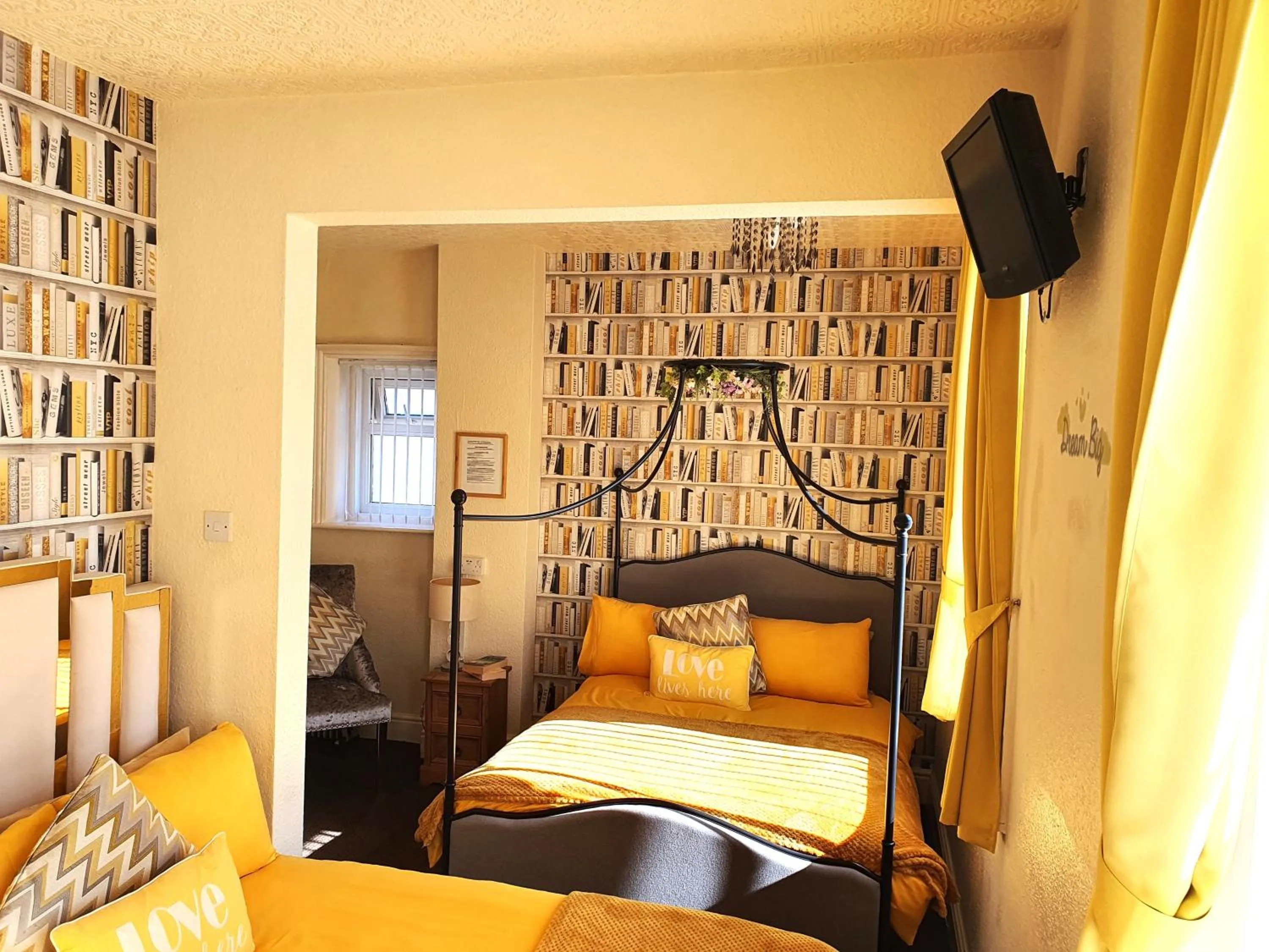 Bedroom, Bed in Windsor House Hotel