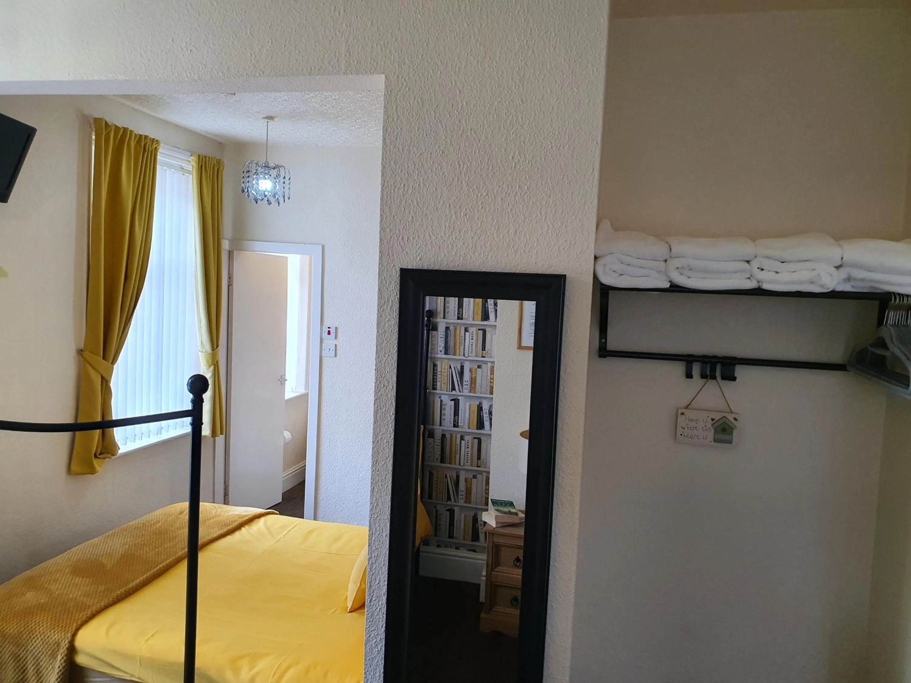 Bedroom, Bed in Windsor House Hotel