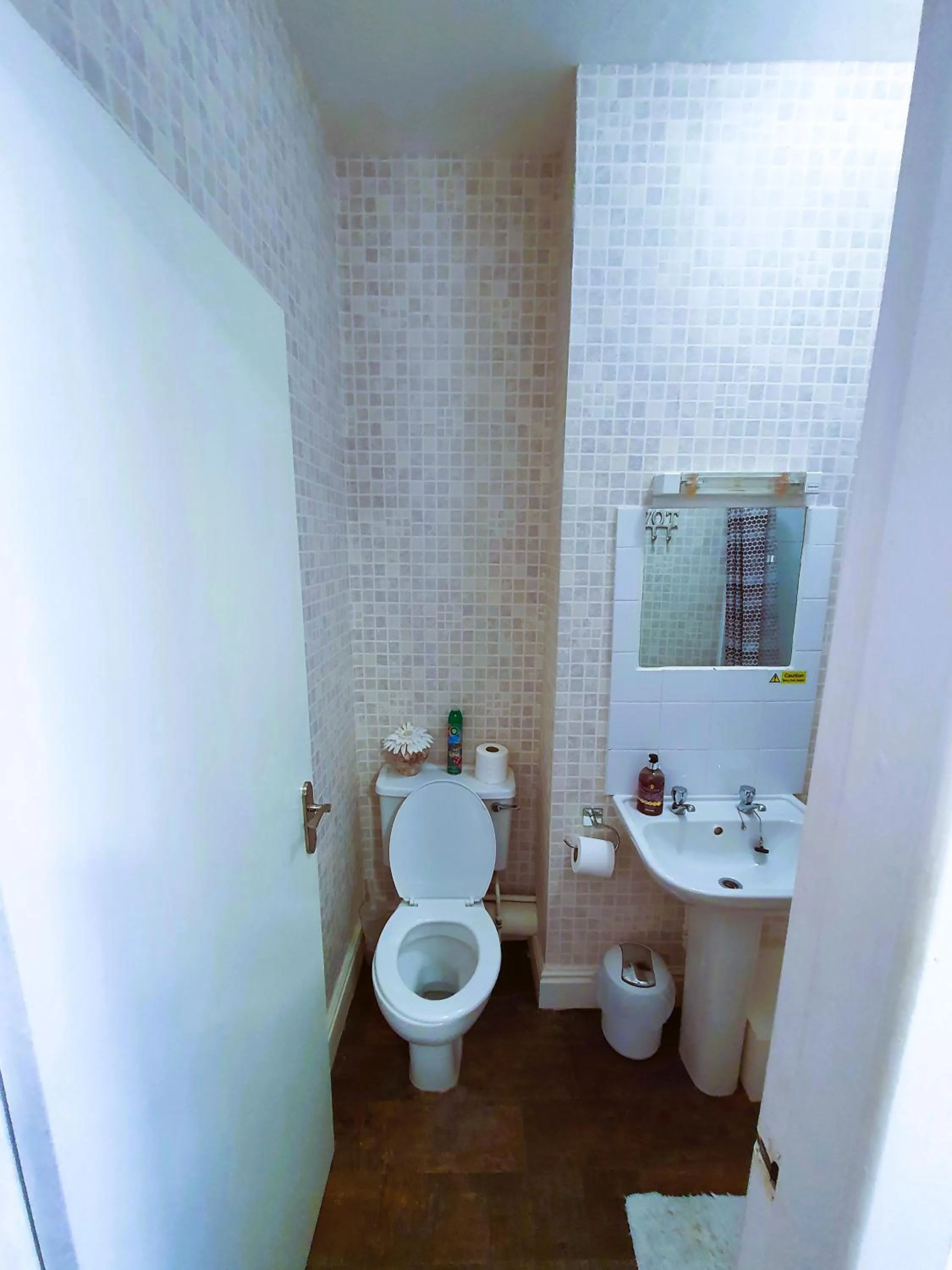 Toilet in Windsor House Hotel