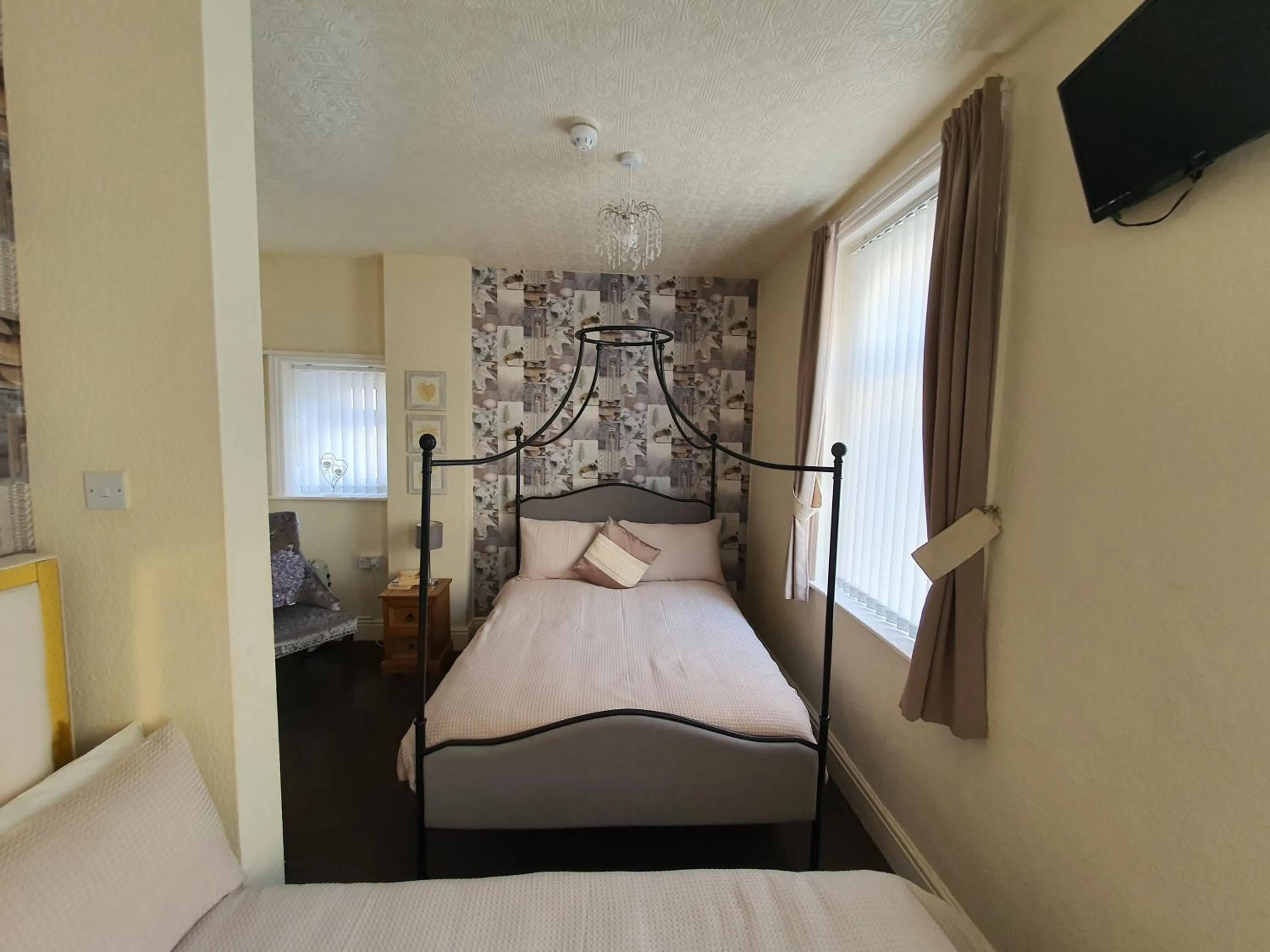 Bedroom, Bed in Windsor House Hotel