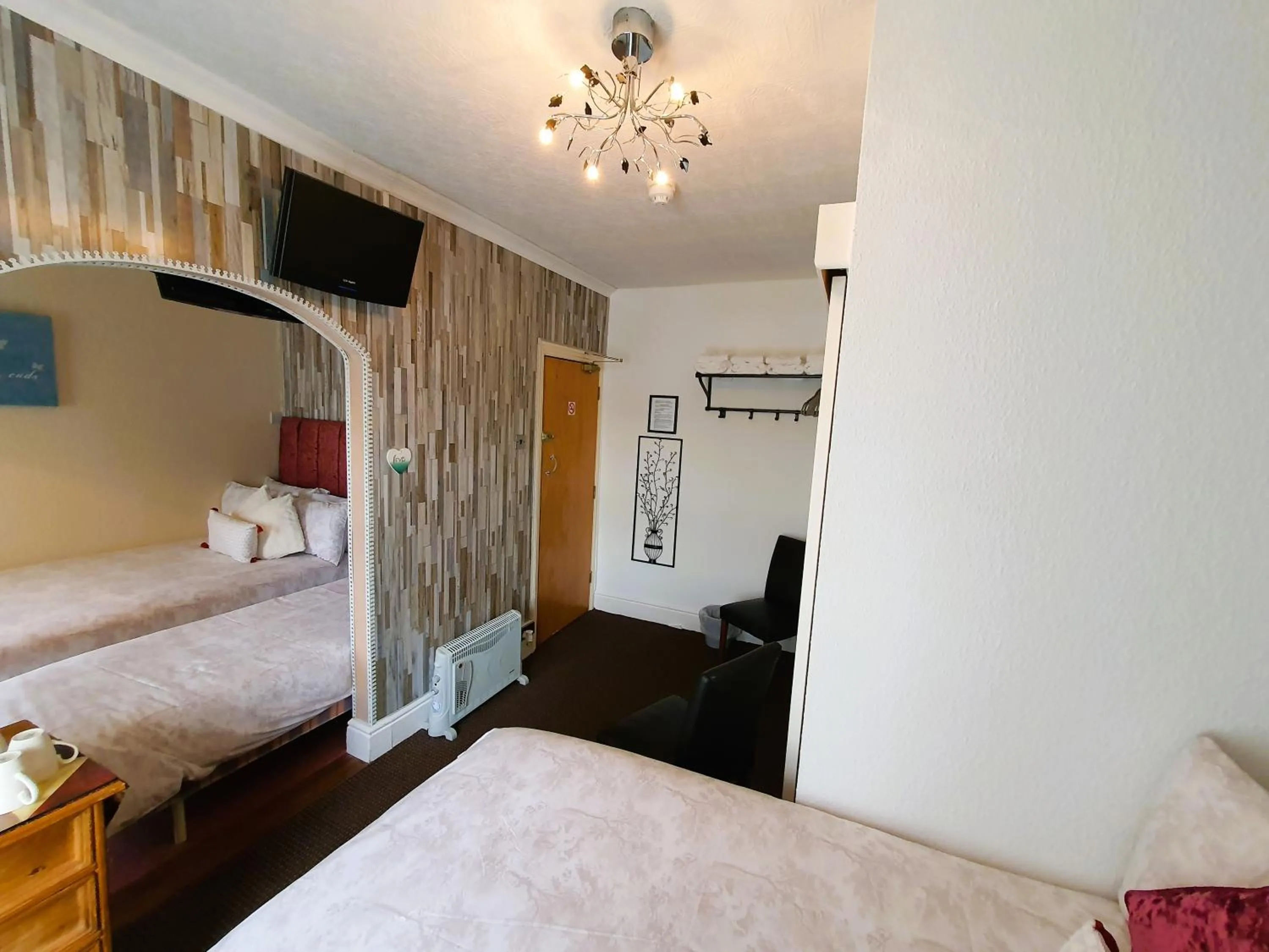 Bedroom, Bed in Windsor House Hotel