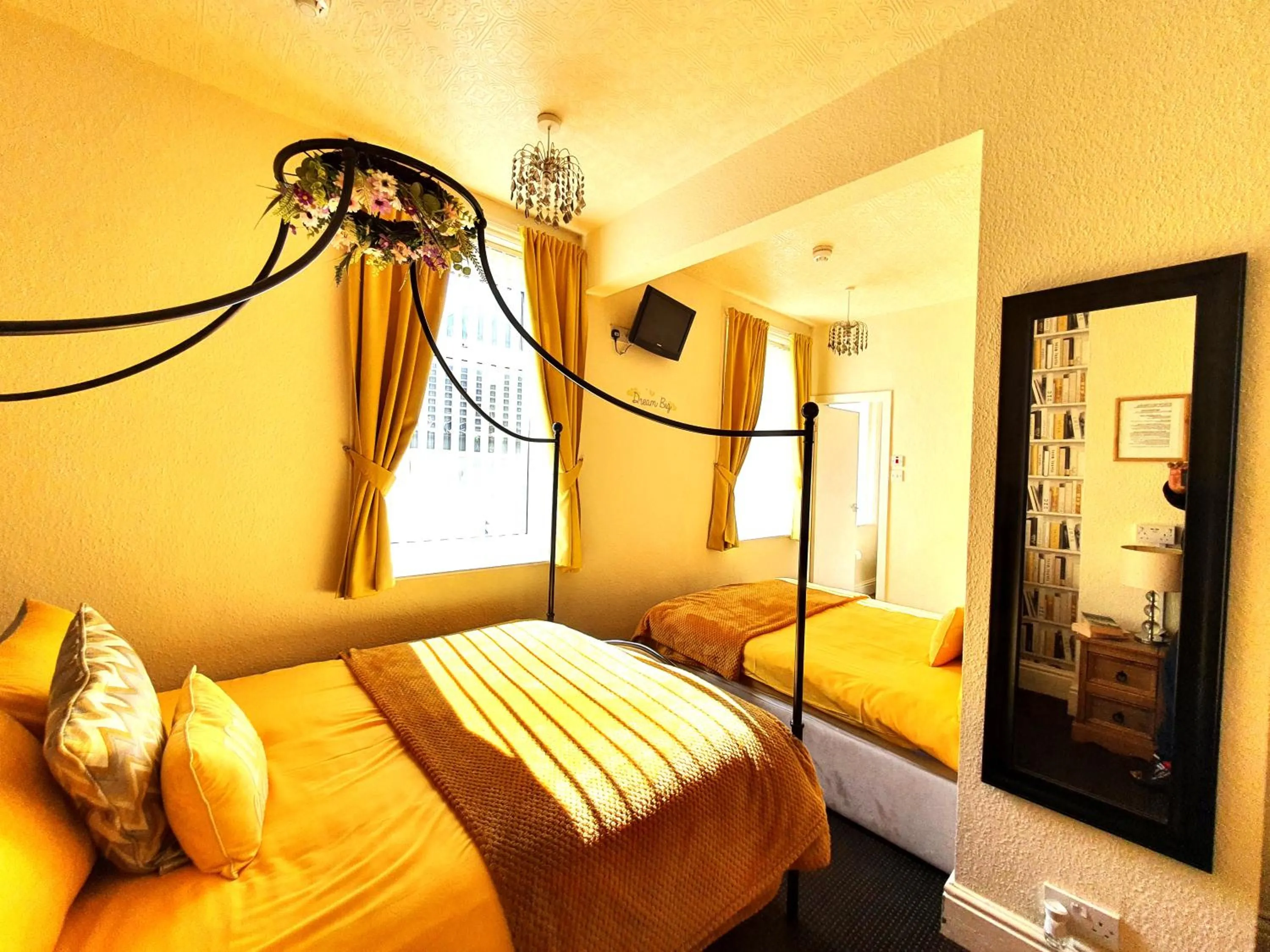 Bedroom, Bed in Windsor House Hotel