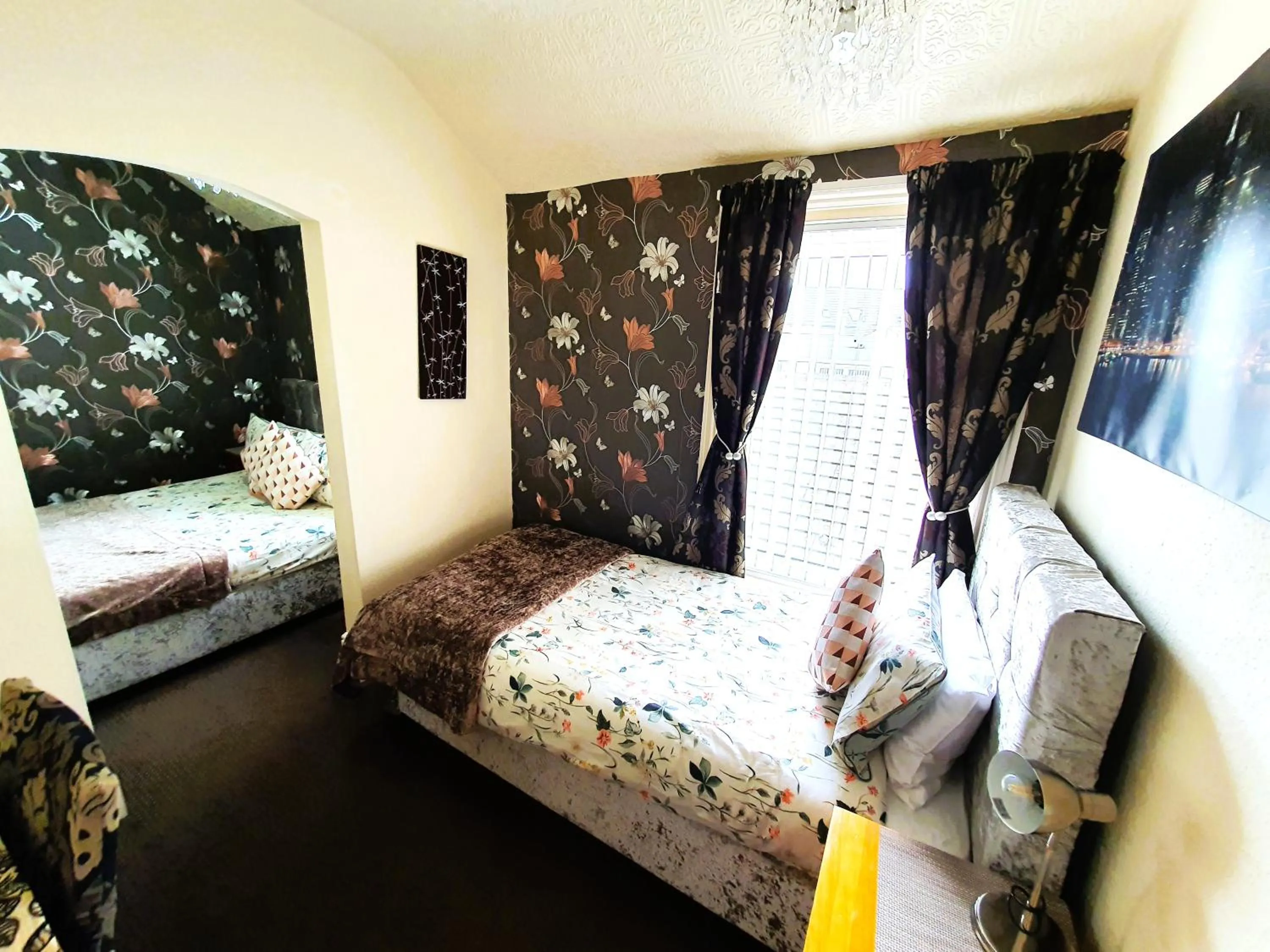 Bedroom, Bed in Windsor House Hotel