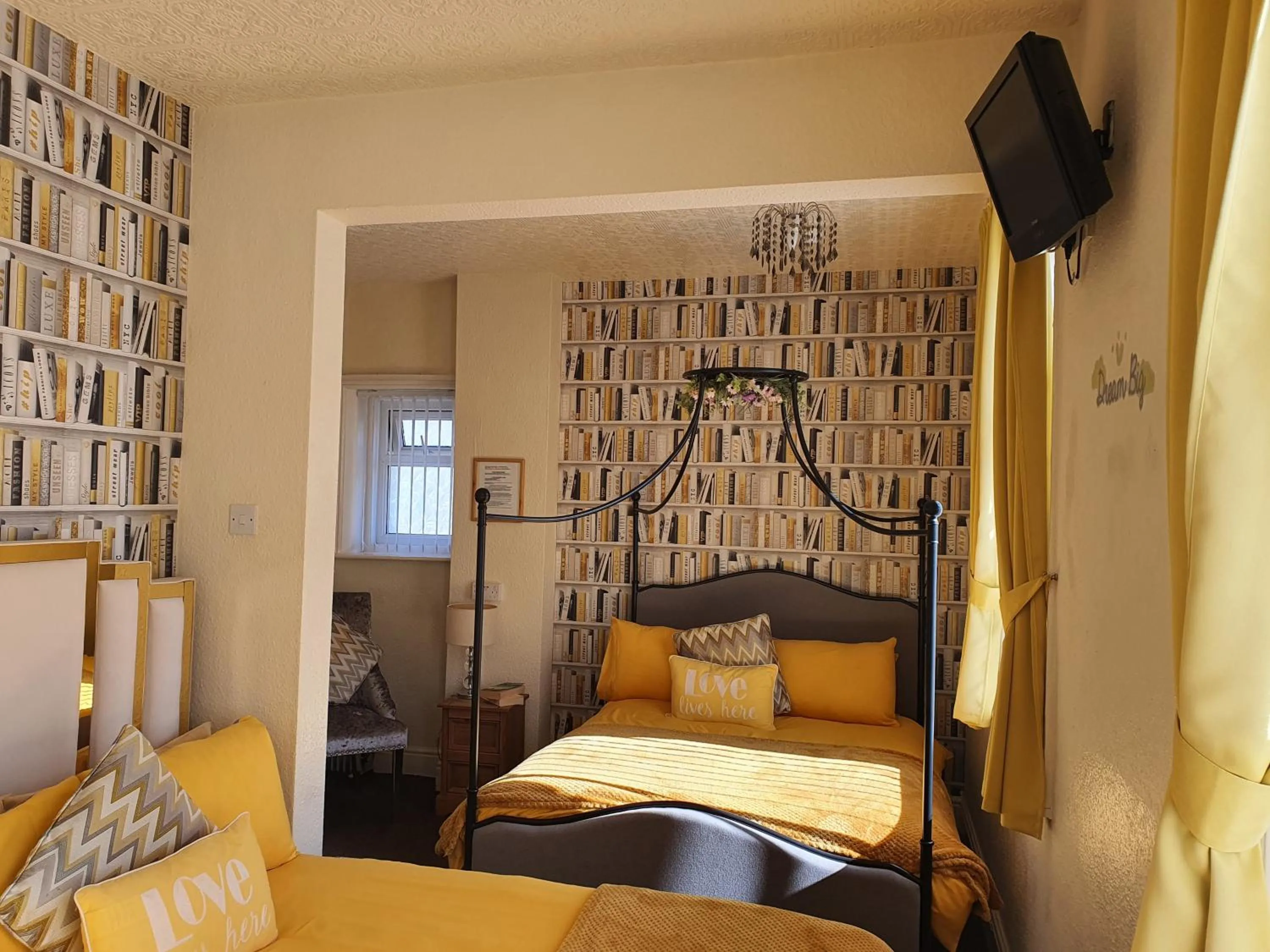 Bedroom, Bed in Windsor House Hotel