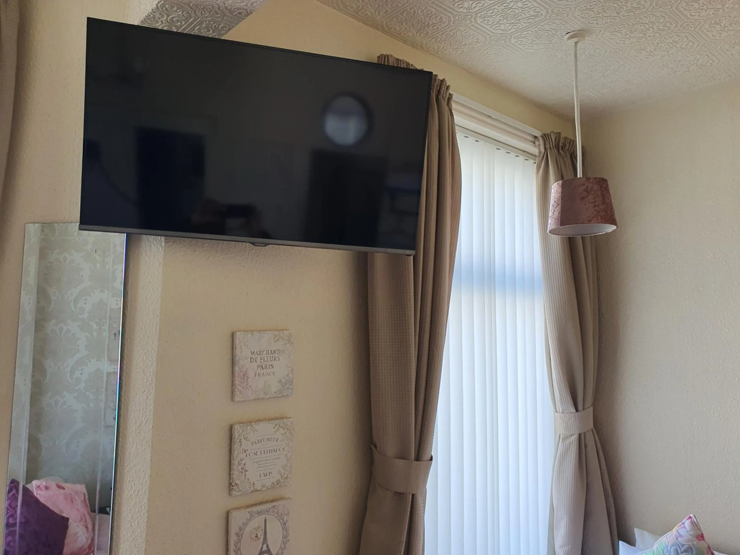 TV and multimedia in Windsor House Hotel