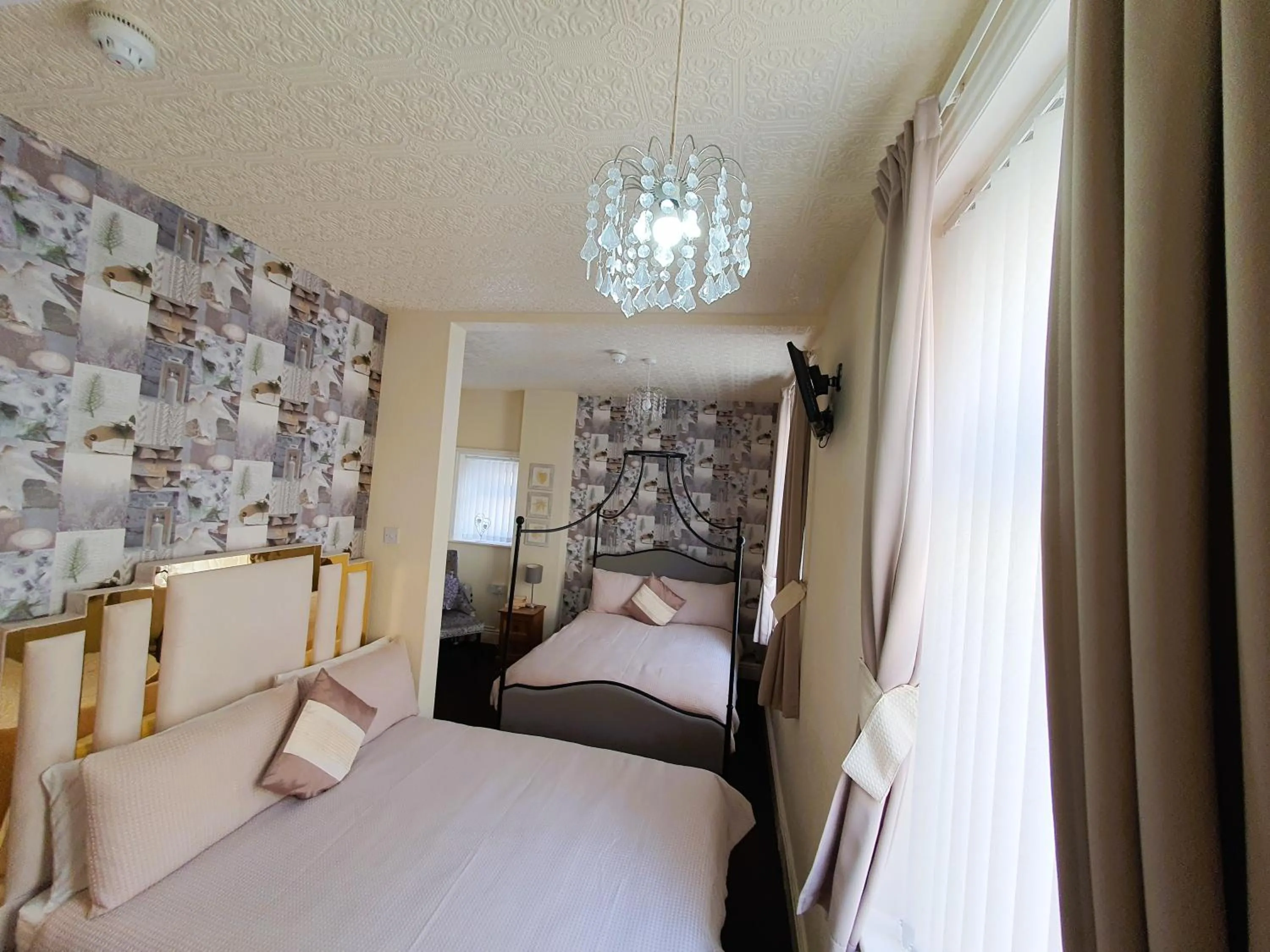 Bedroom, Bed in Windsor House Hotel