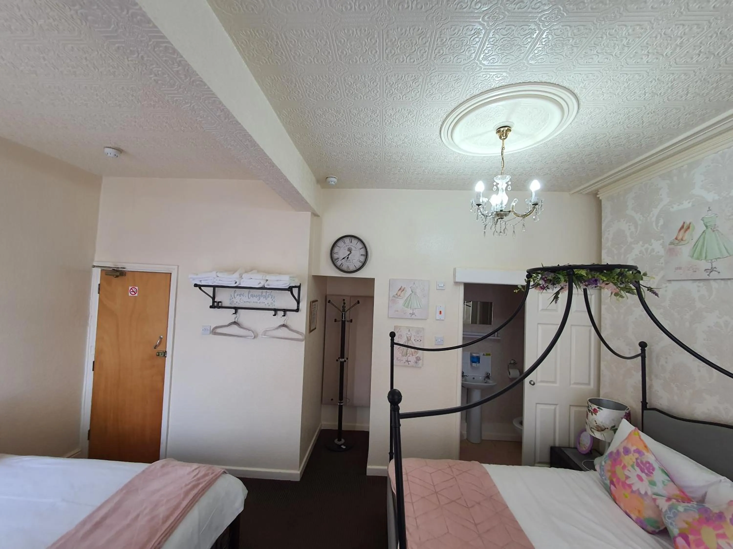 Bedroom, Bed in Windsor House Hotel