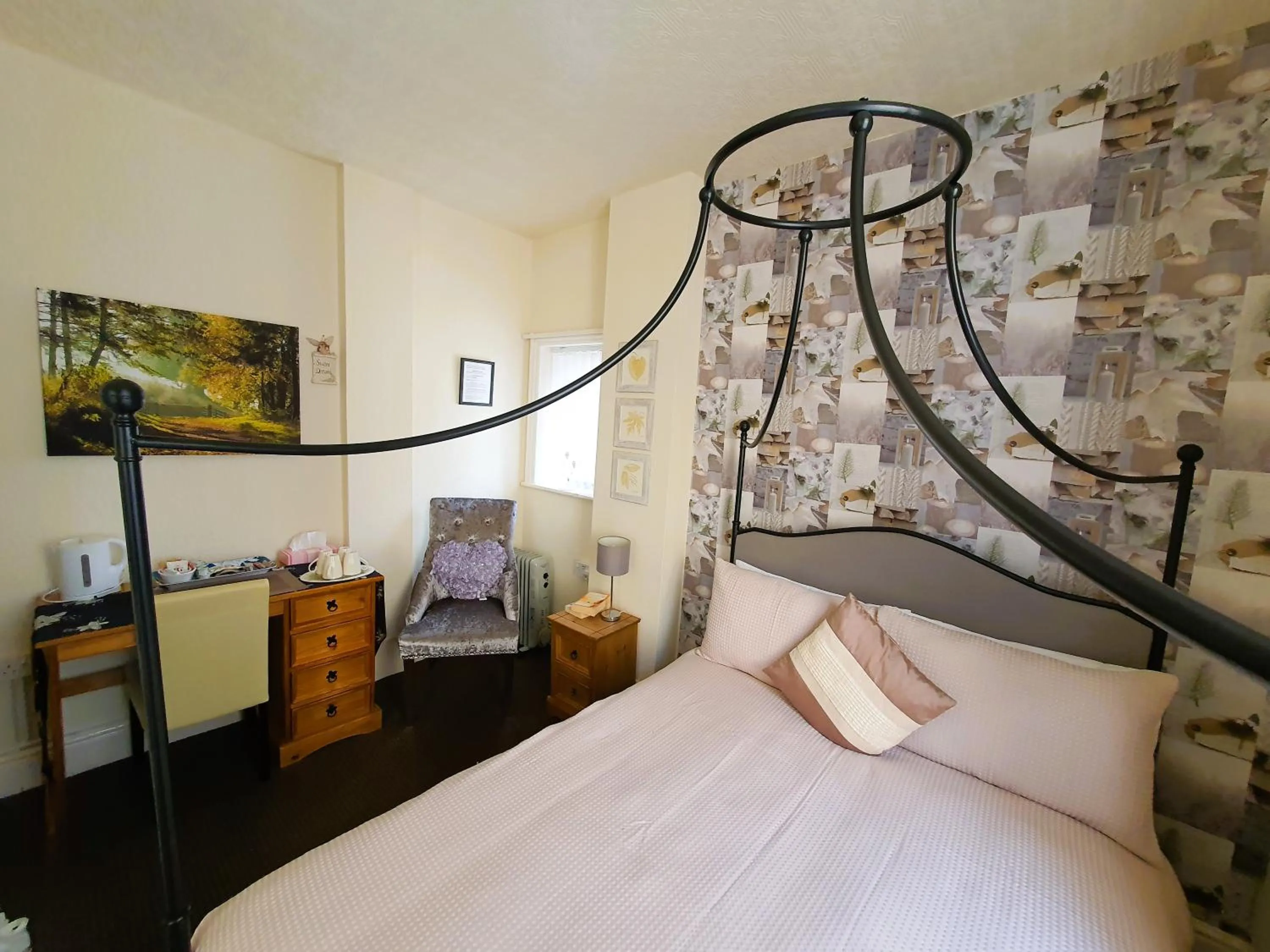 Bedroom, Bed in Windsor House Hotel