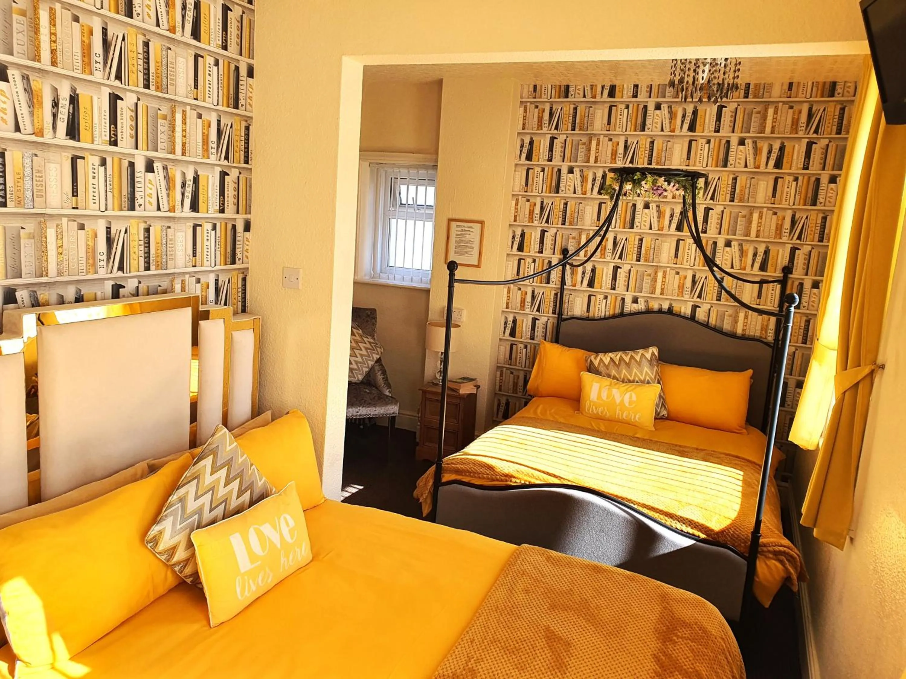 Bedroom, Bed in Windsor House Hotel