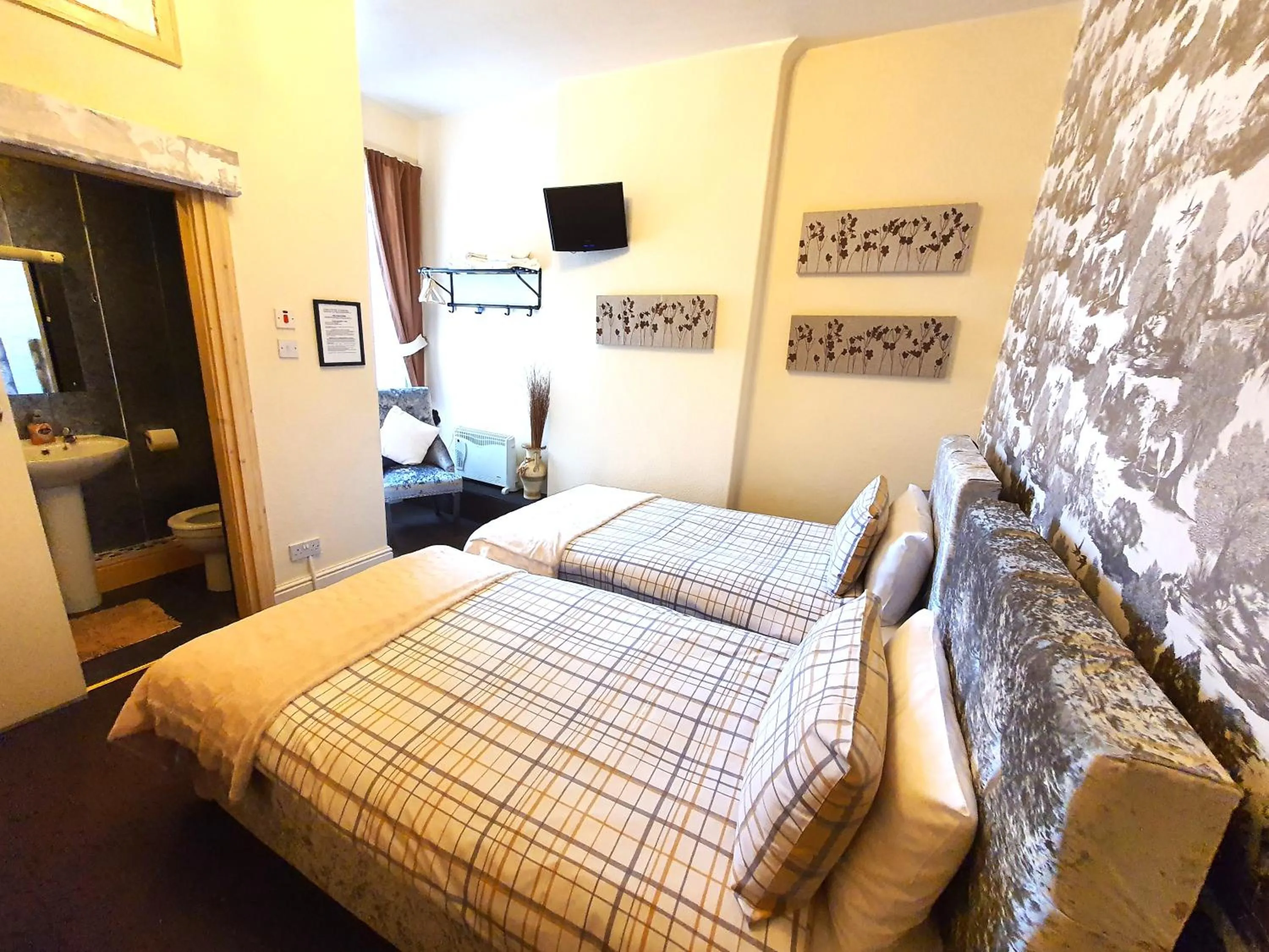 Bedroom, Bed in Windsor House Hotel