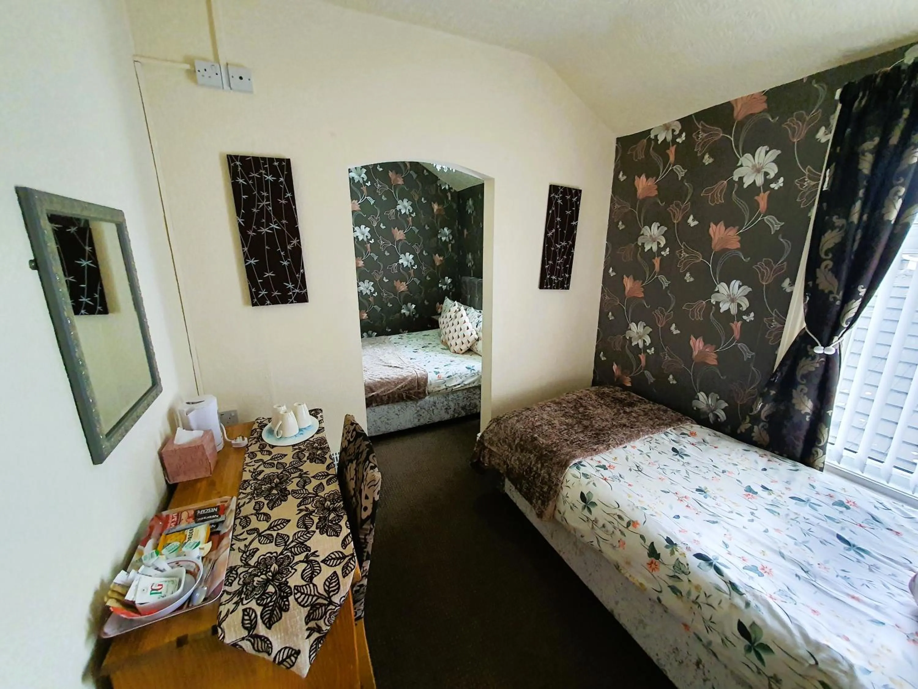 Dining area, Bed in Windsor House Hotel