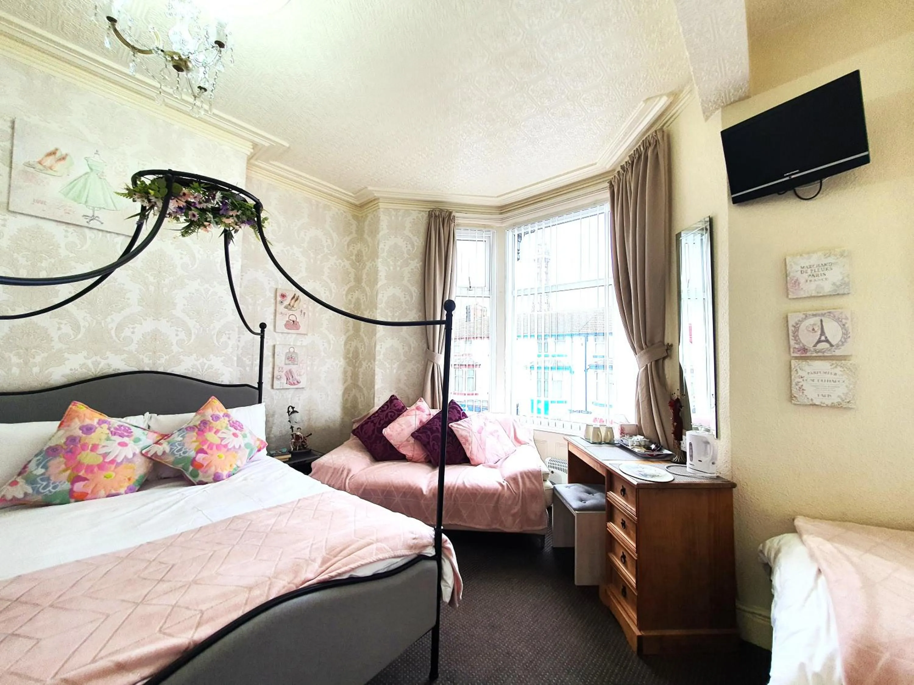 Bedroom, Bed in Windsor House Hotel