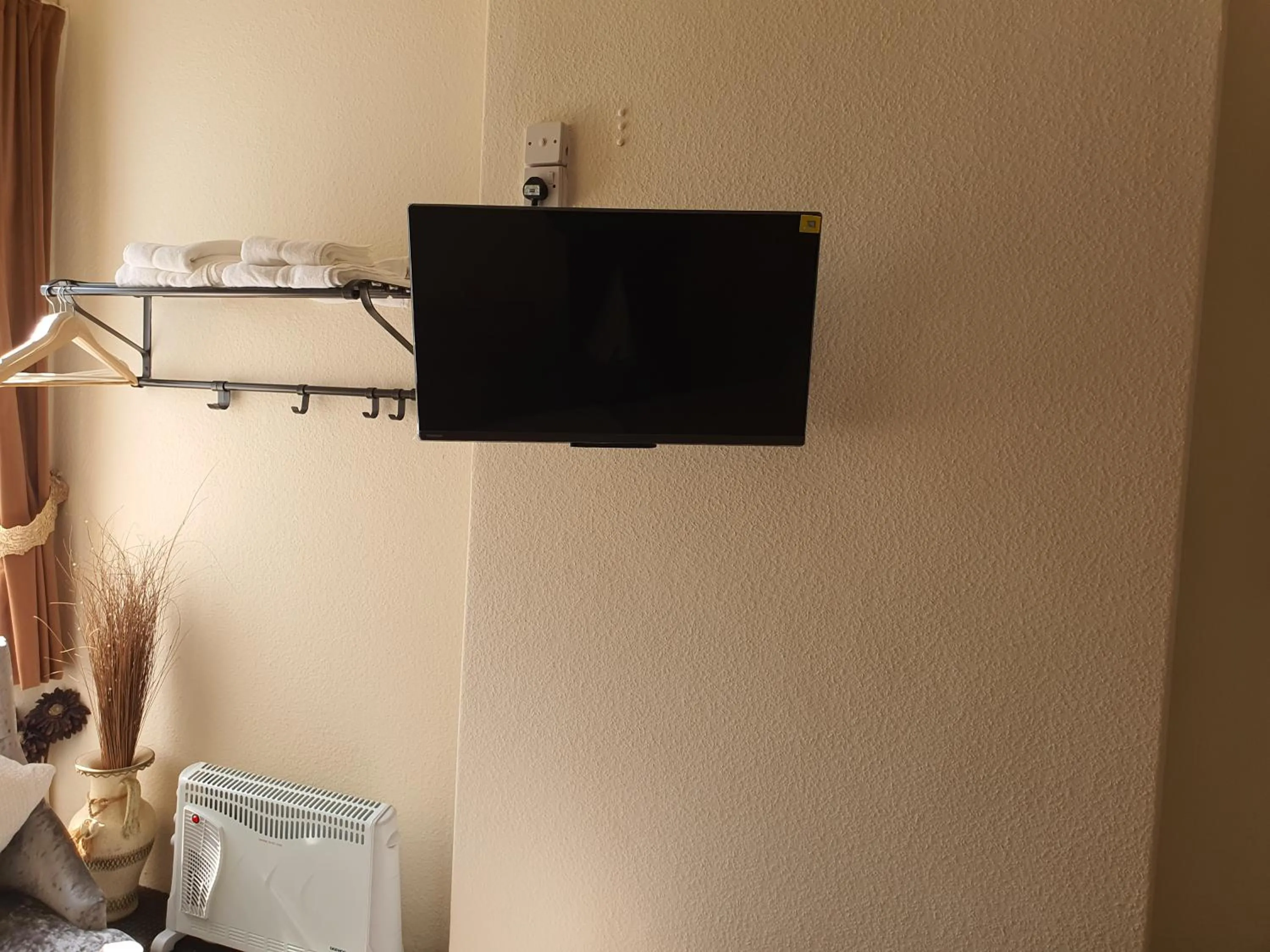 TV and multimedia in Windsor House Hotel