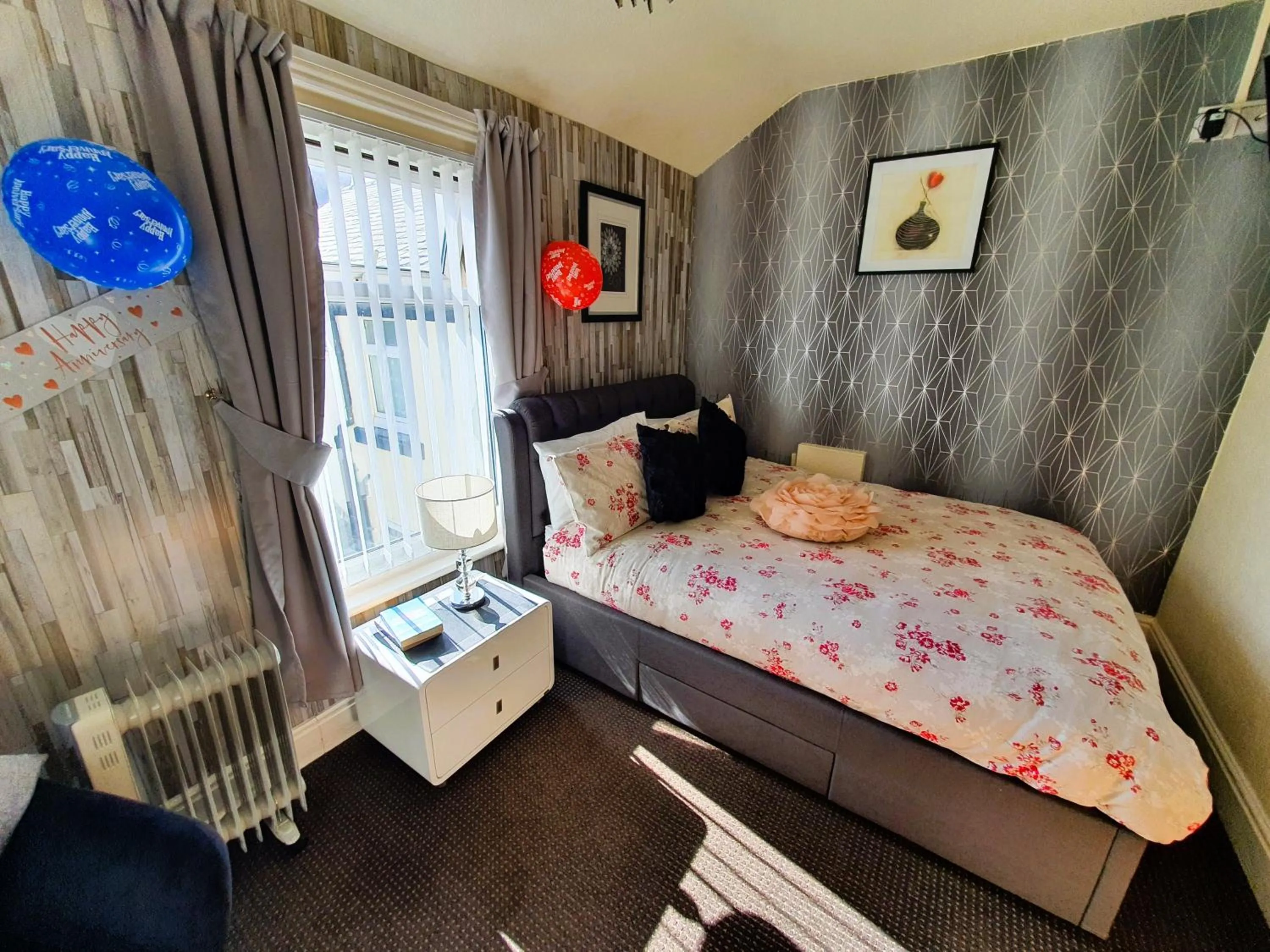 Bedroom, Bed in Windsor House Hotel