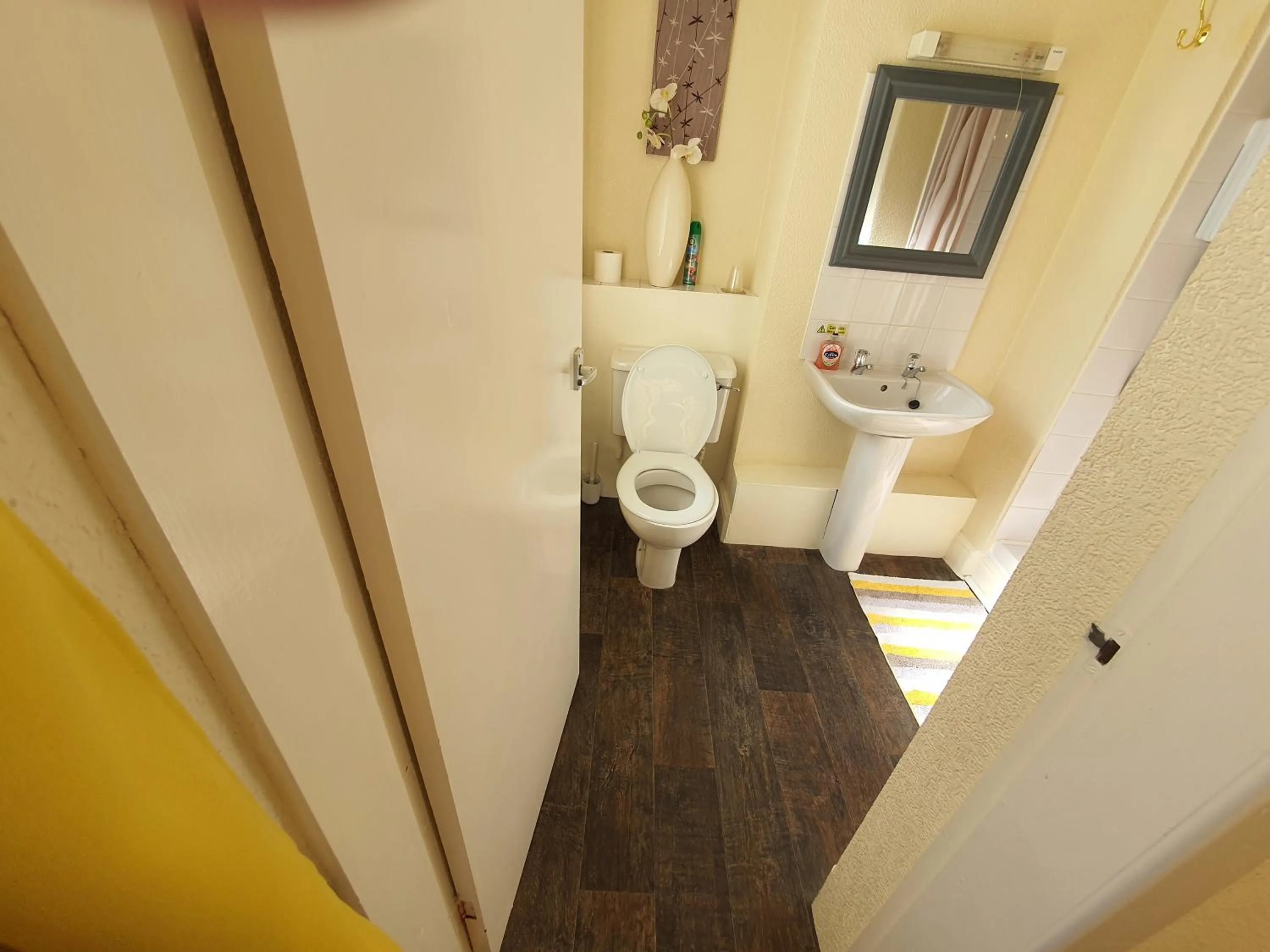 Toilet in Windsor House Hotel