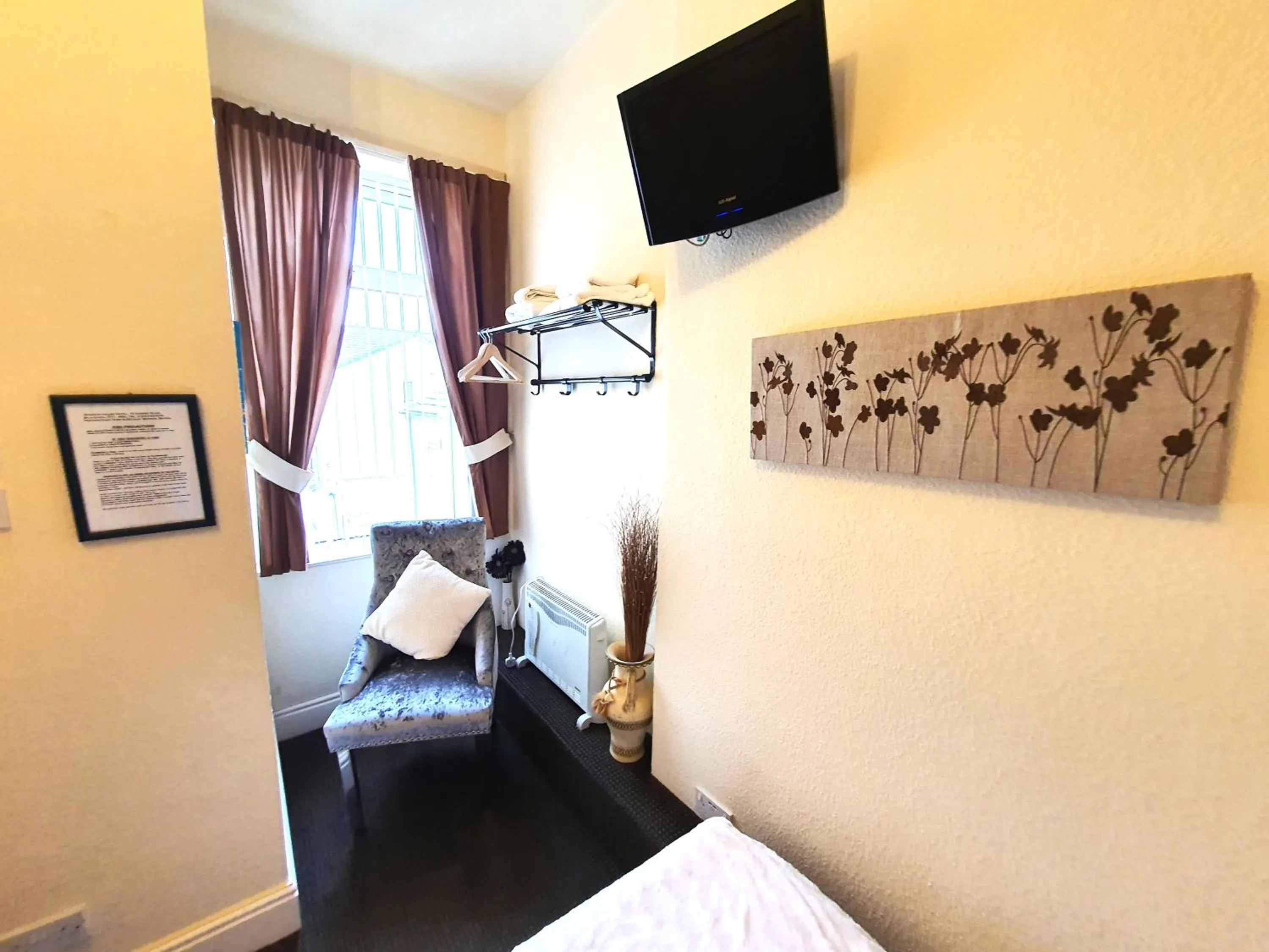 Bedroom, Bed in Windsor House Hotel