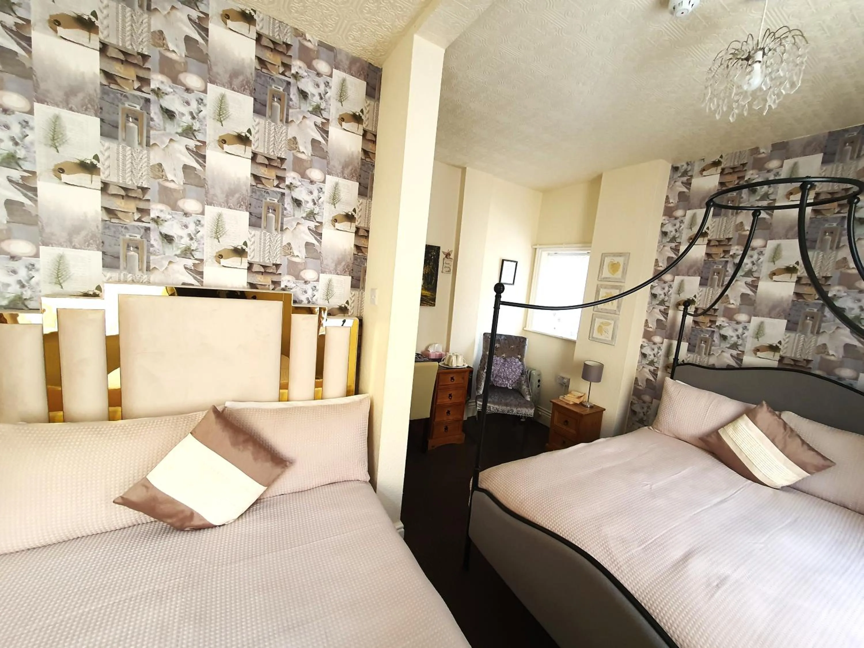 Bedroom, Bed in Windsor House Hotel