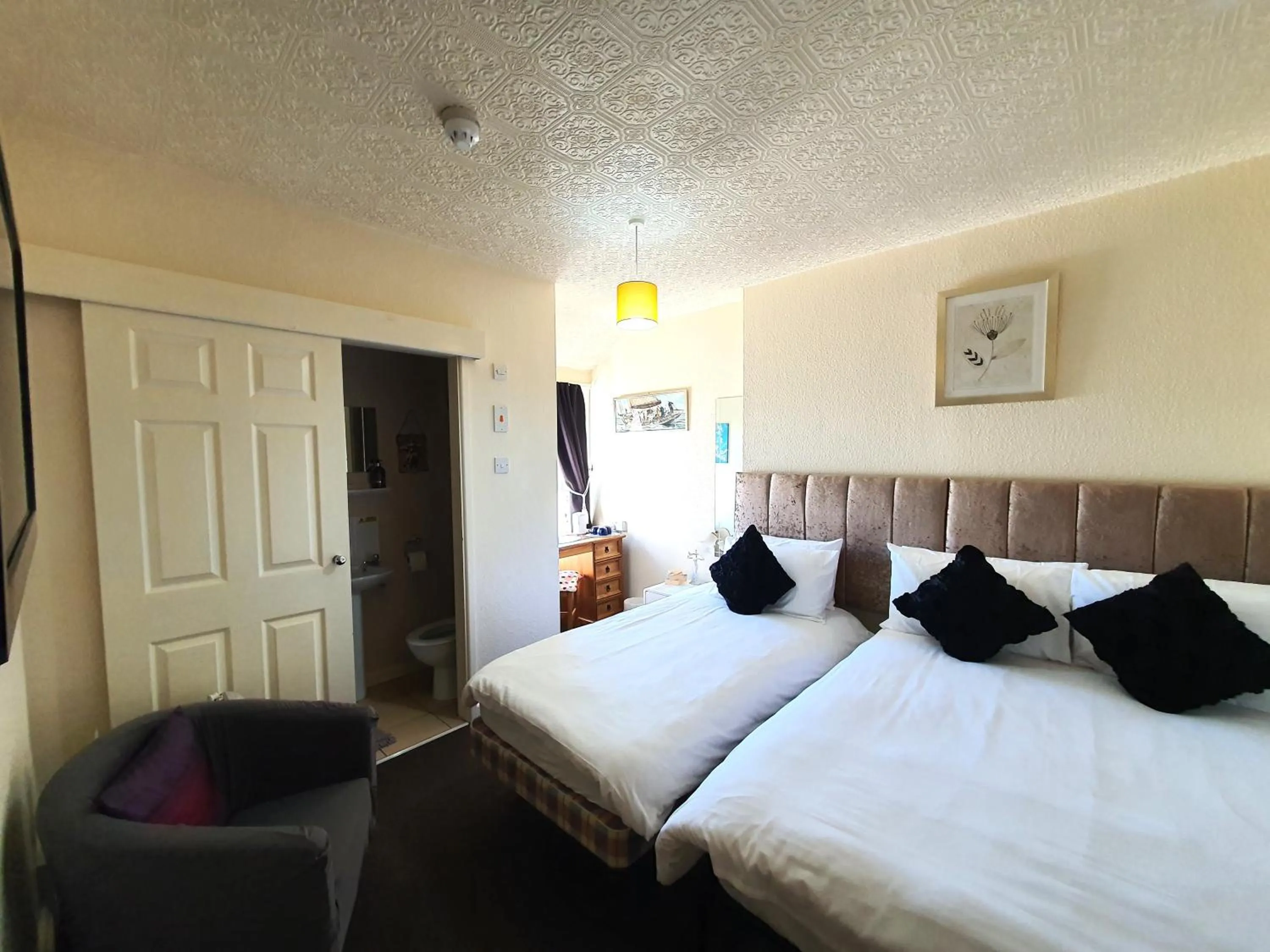 Bedroom, Bed in Windsor House Hotel