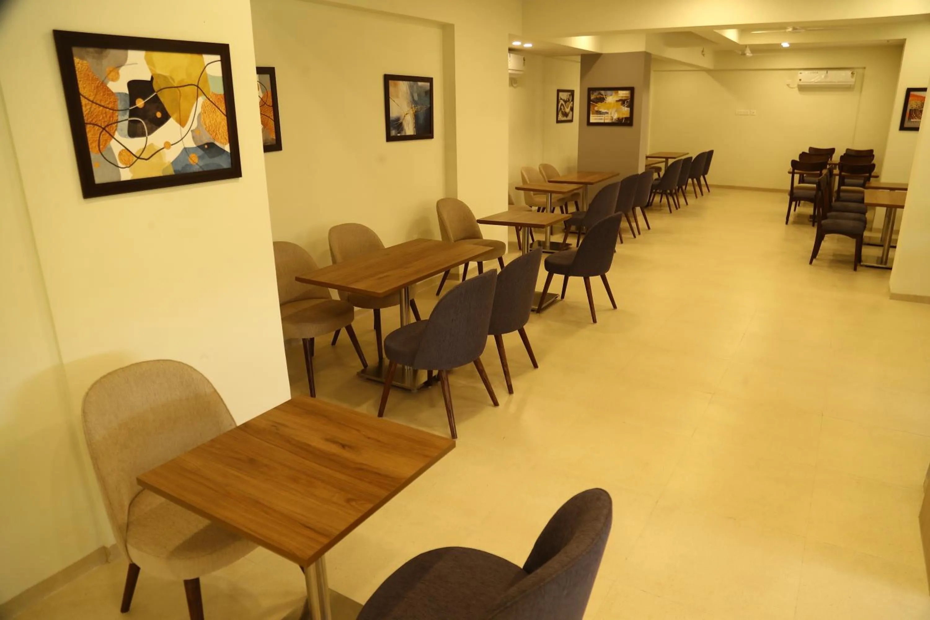 Restaurant/places to eat in Starlit Suites Shirdi