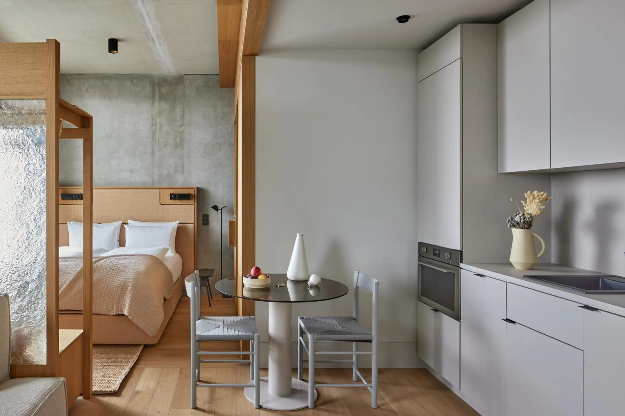 Photo of the whole room, Bed in Locke at East Side Gallery